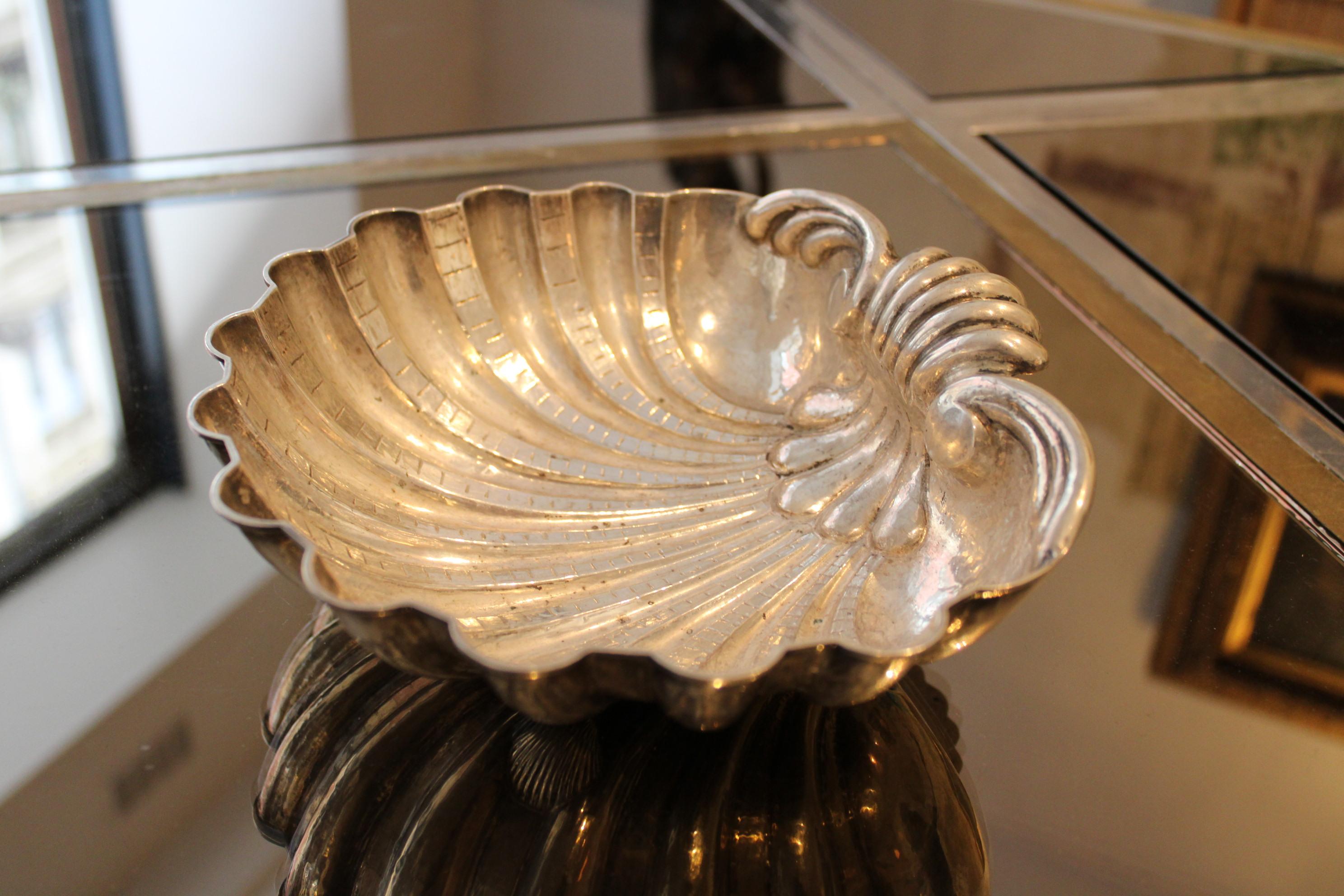 Pair of chased silver shells, stamped by the goldsmith Missaglia For Sale 7