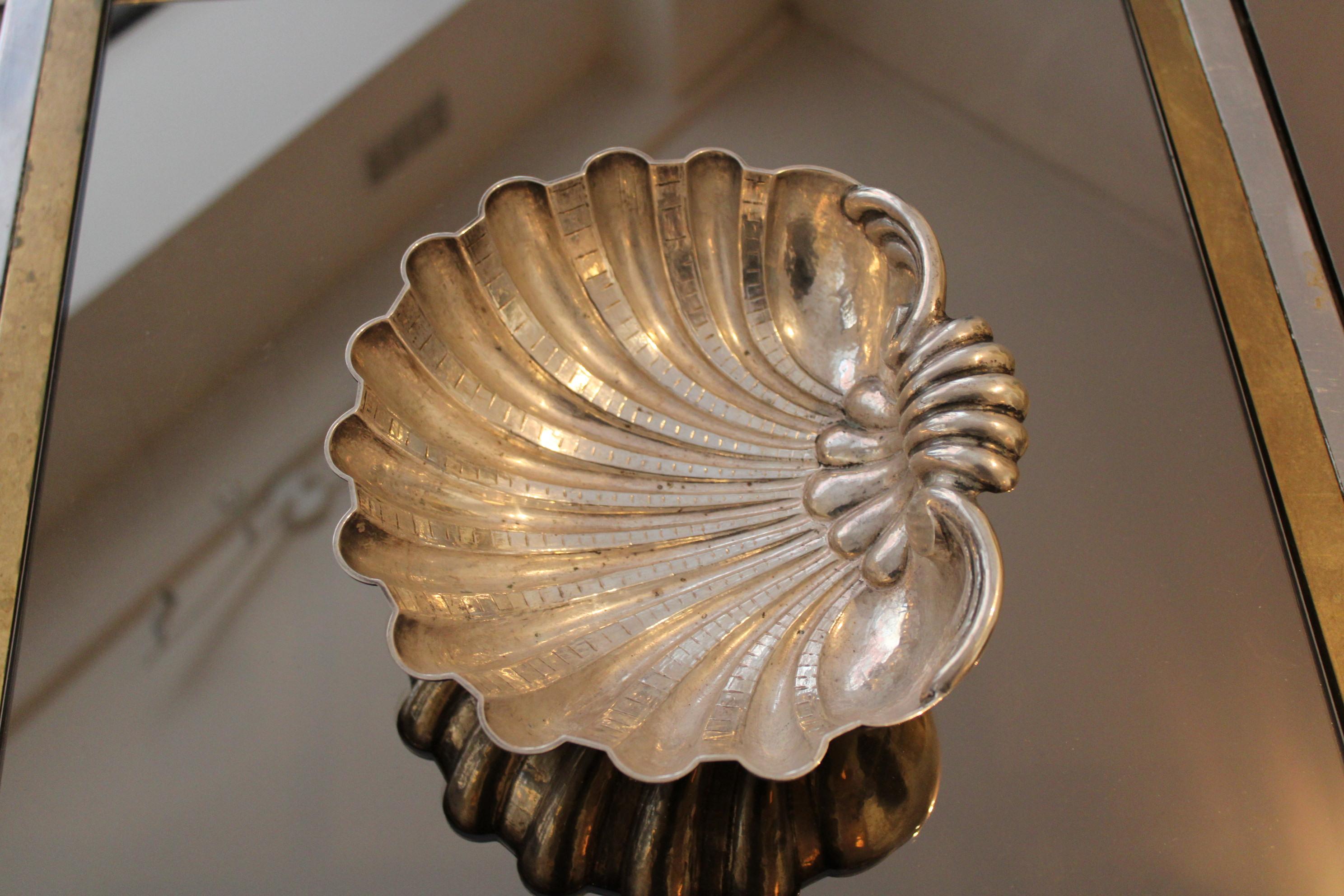 Pair of chased silver shells, stamped by the goldsmith Missaglia For Sale 8
