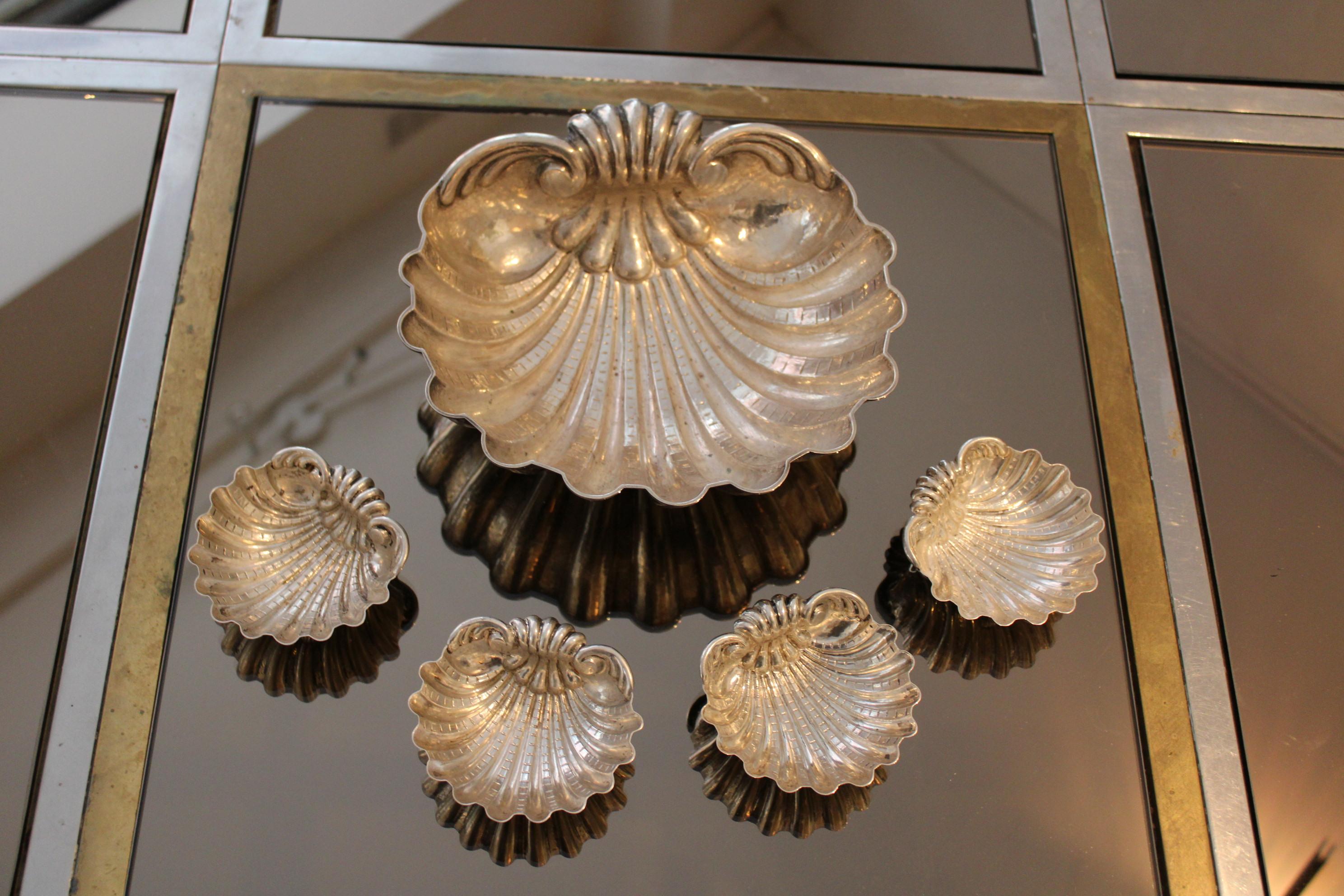 Pair of chased silver shells
Stamped Missaglia

Small shells dimensions : 9 x 9 x 3 cm
Big shell dimensions : 21 x 22 x 6 cm