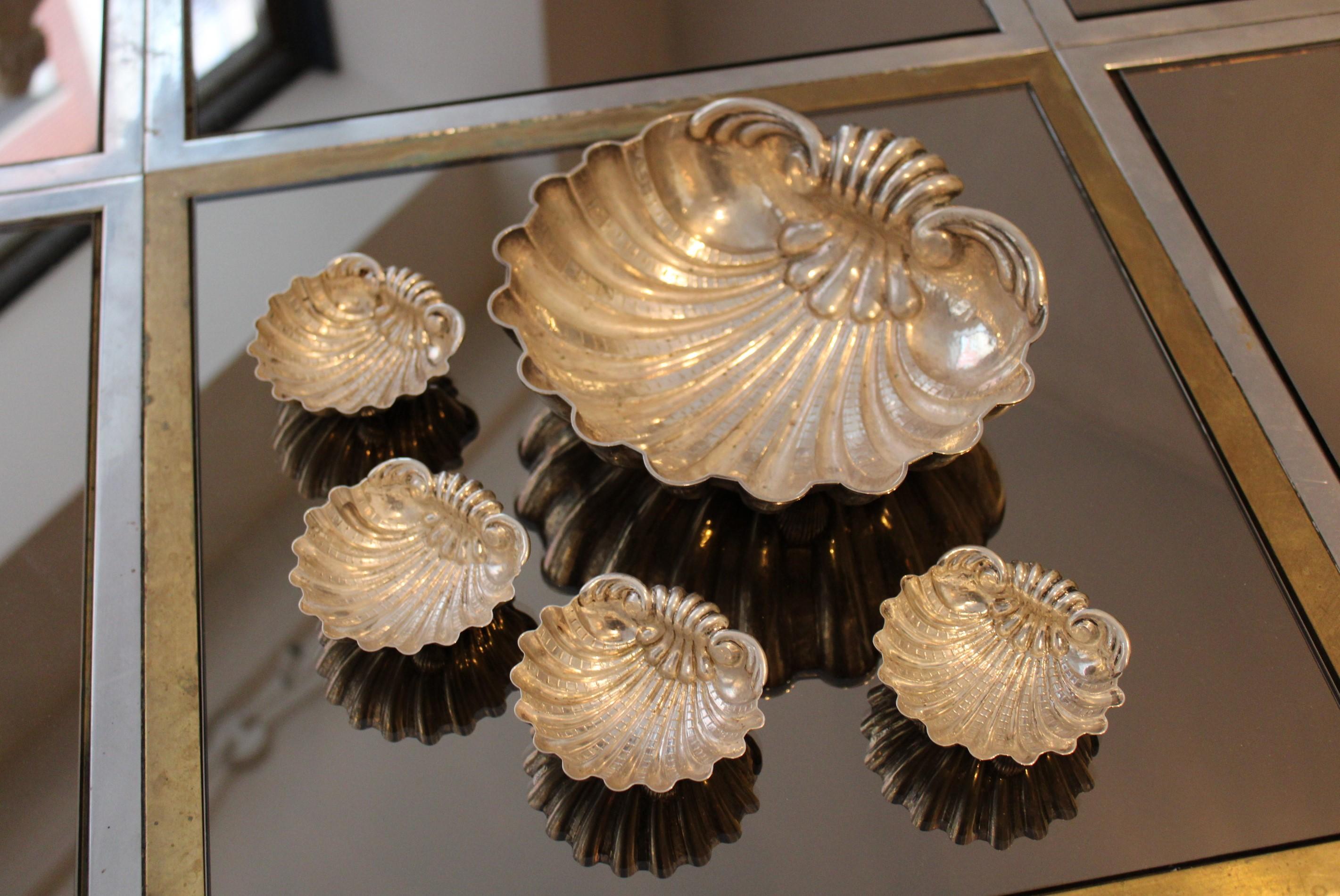 Italian Pair of chased silver shells, stamped by the goldsmith Missaglia For Sale