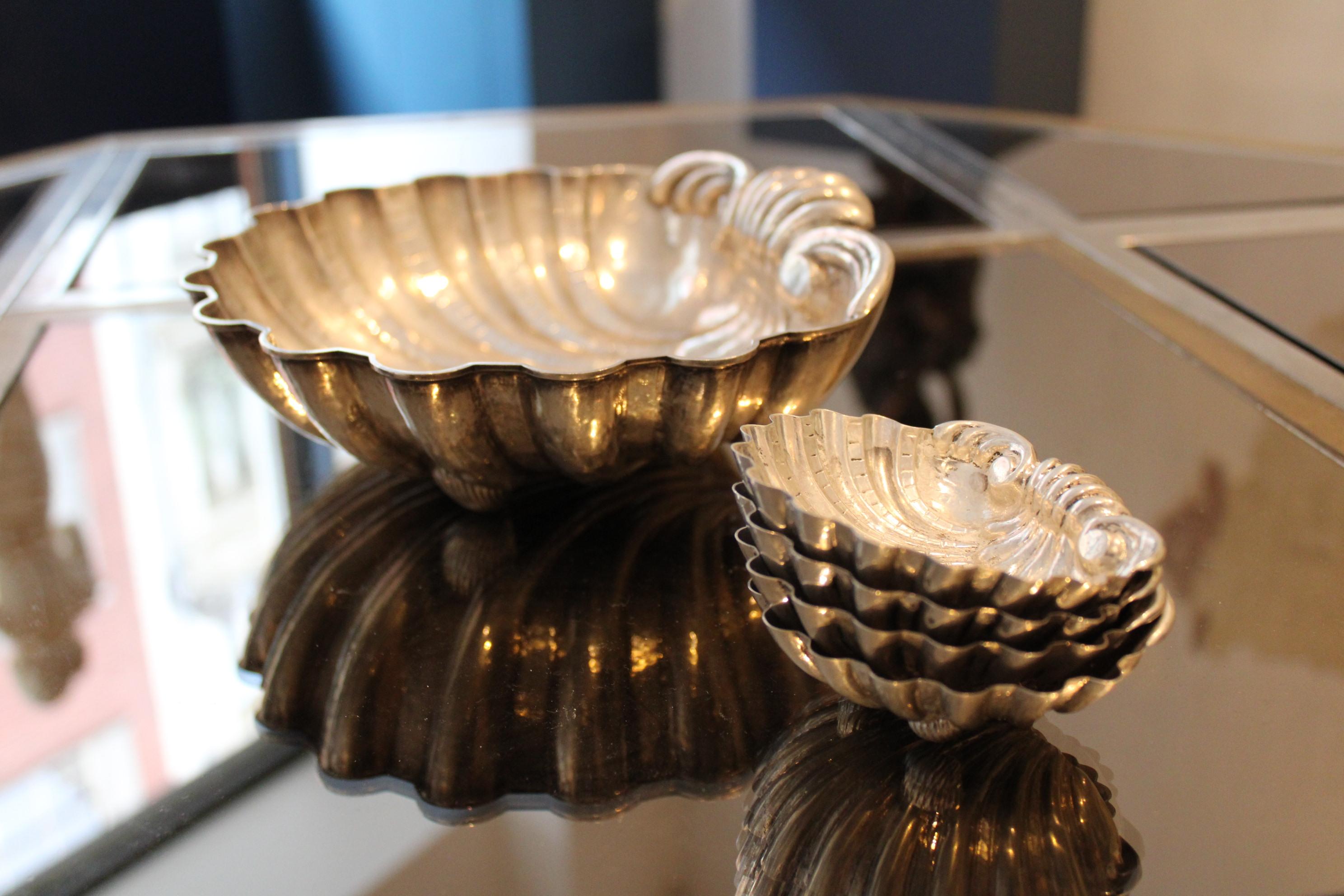 Pair of chased silver shells, stamped by the goldsmith Missaglia In Good Condition For Sale In Paris, FR