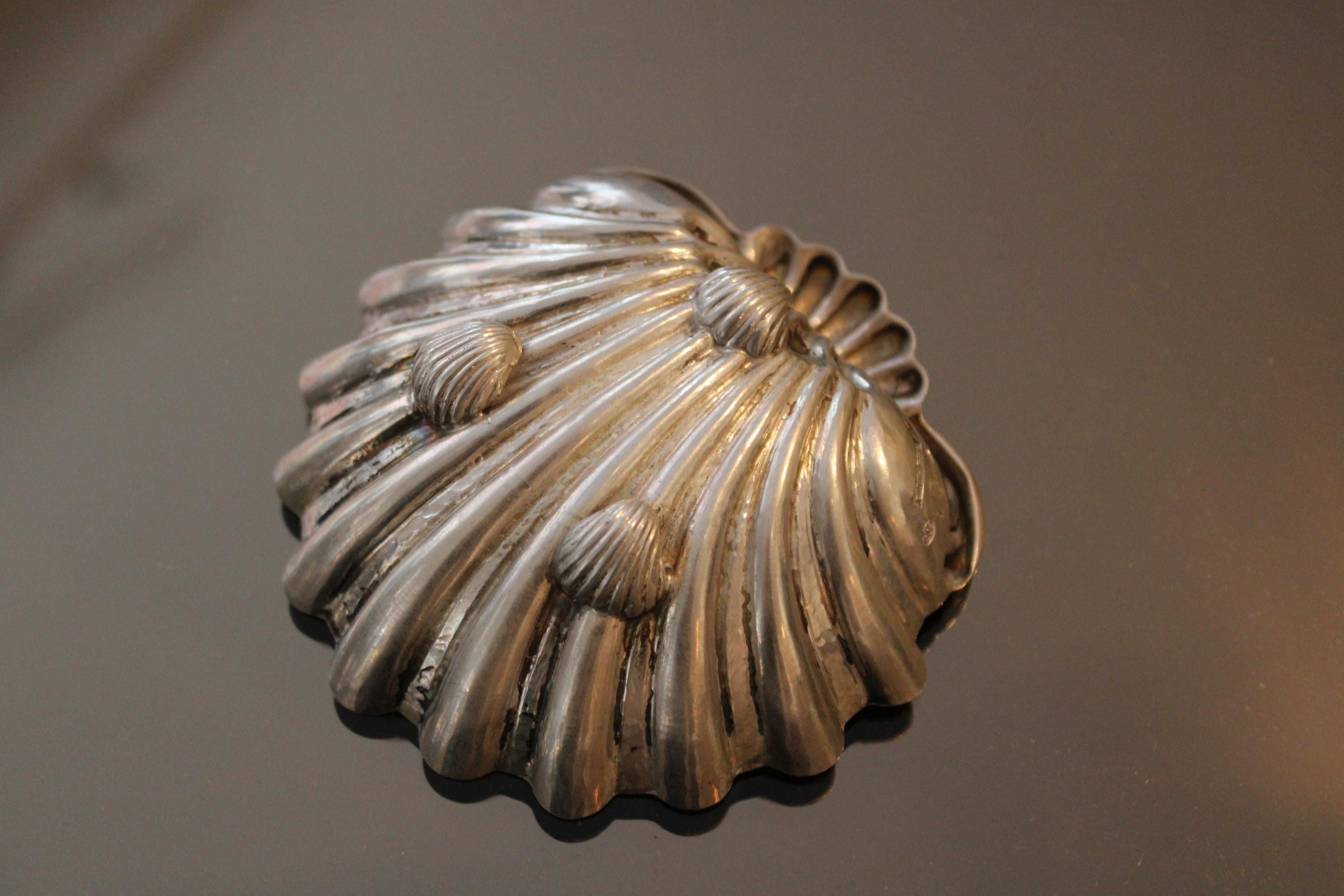 Pair of chased silver shells, stamped by the goldsmith Missaglia For Sale 3