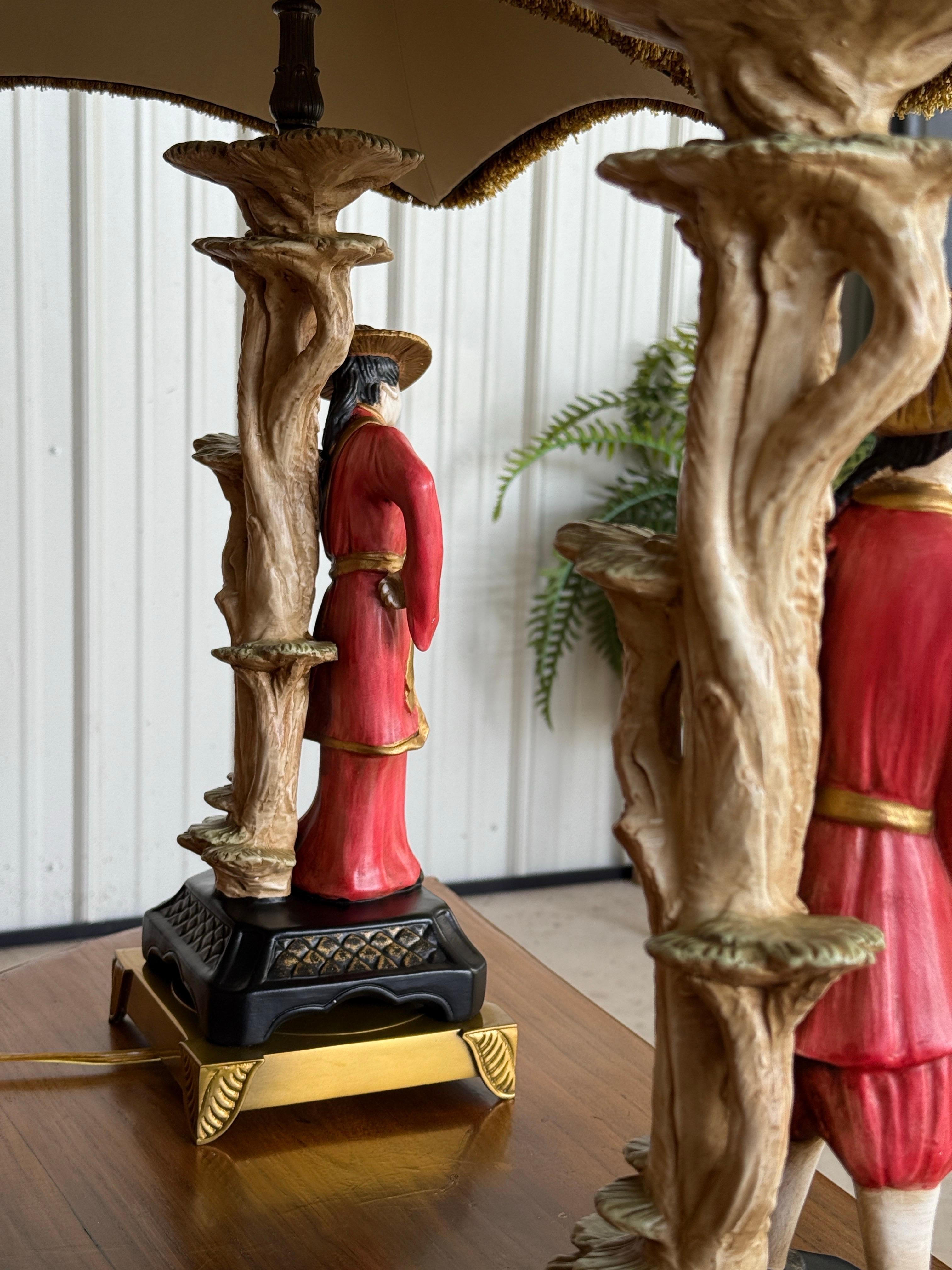 Pareja de lámparas de sobremesa de chinoiserie de Chelsea House con pantallas negras en Bueno estado para la venta en North Fort Myers, FL