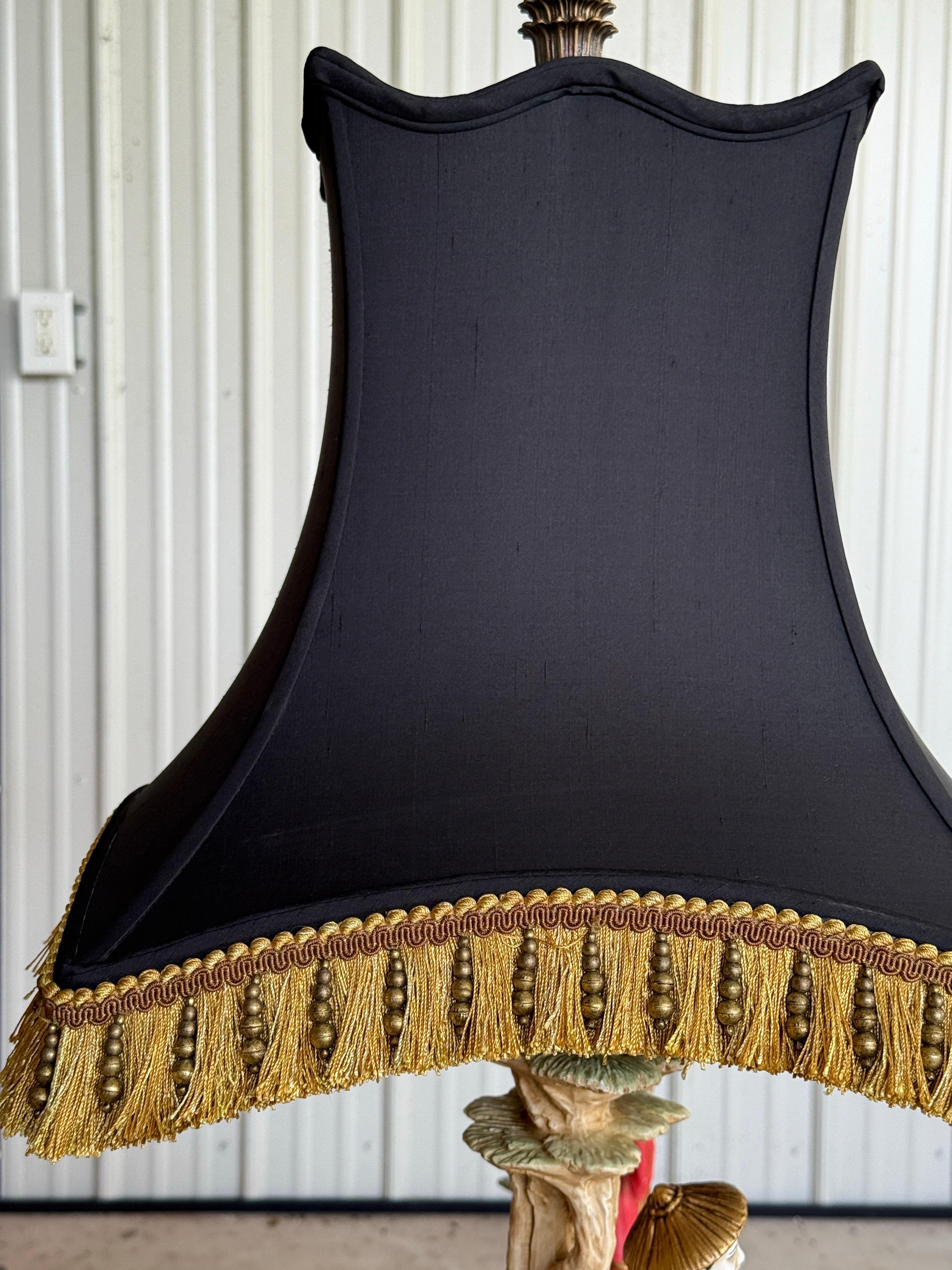 Pareja de lámparas de sobremesa de chinoiserie de Chelsea House con pantallas negras Cerámico en venta