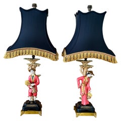 Paar Chelsea House Chinoiserie Figural Tischlampen mit schwarzen Schirmen