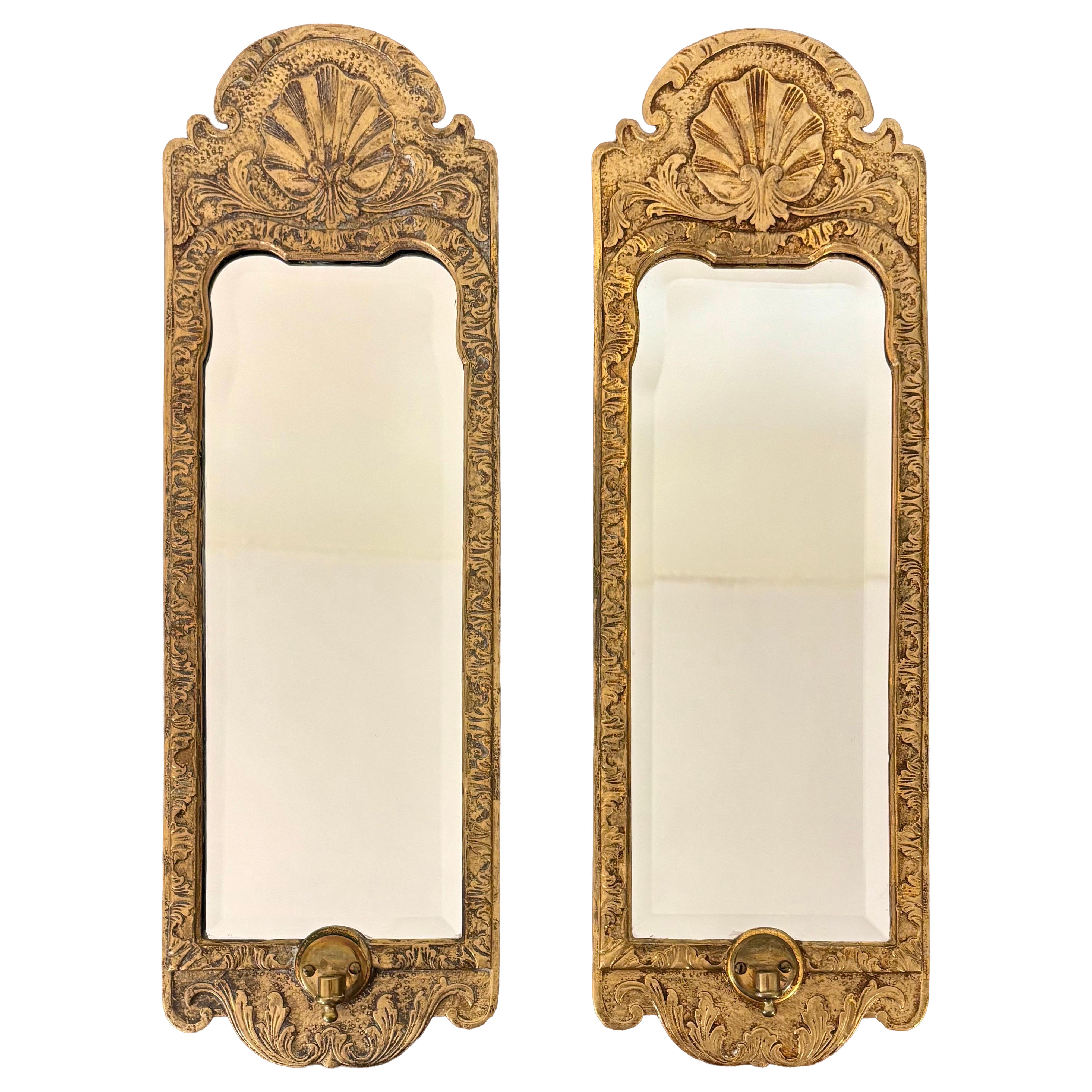 Coppia di specchi in legno intagliato dorato di Chelsea House con cimieri a conchiglia e vetro smussato