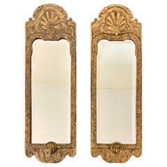 Coppia di specchi in legno intagliato dorato di Chelsea House con cimieri a conchiglia e vetro smussato