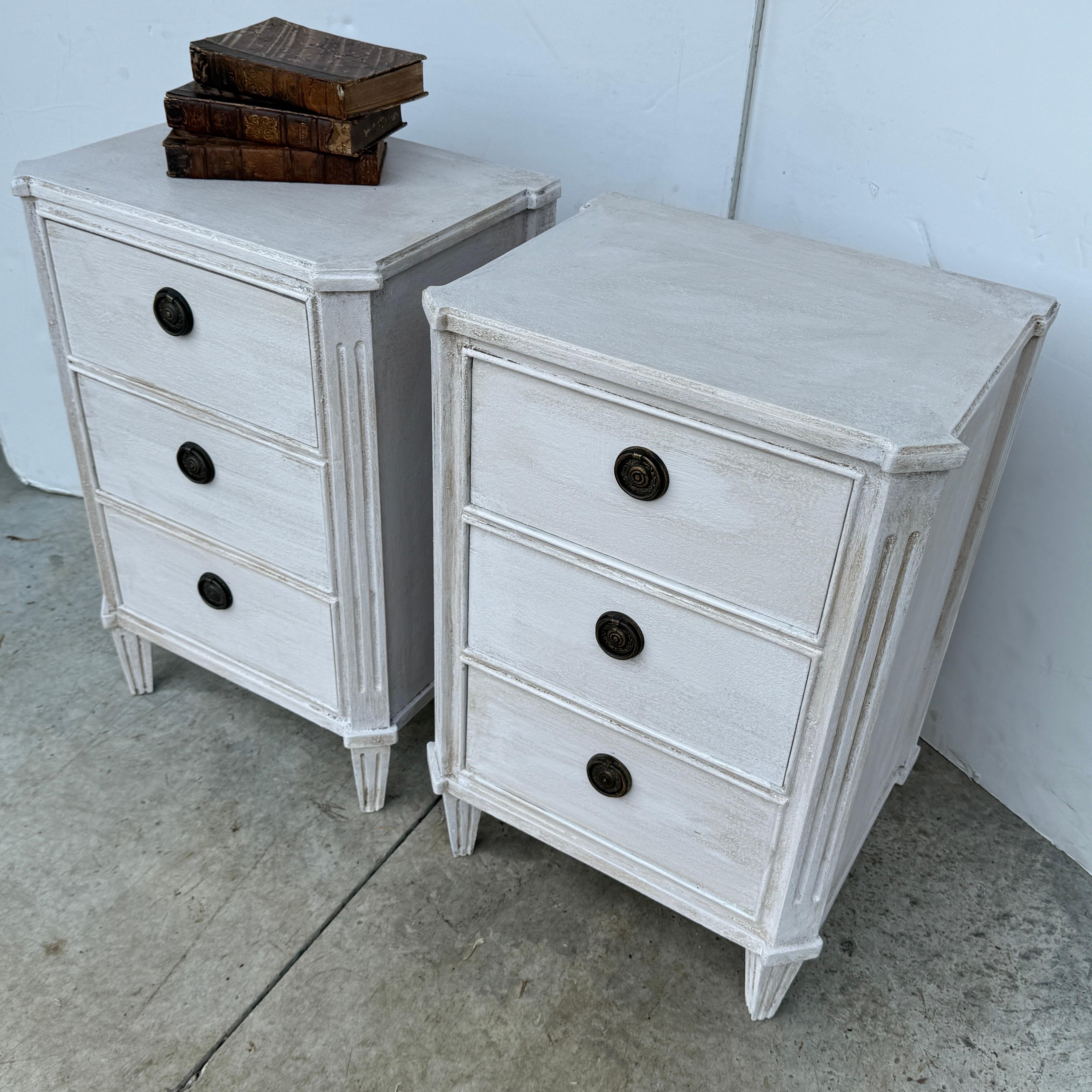 Paar Chelsea Textiles Gustavian Chest of Drawers Nachttische im Angebot 2
