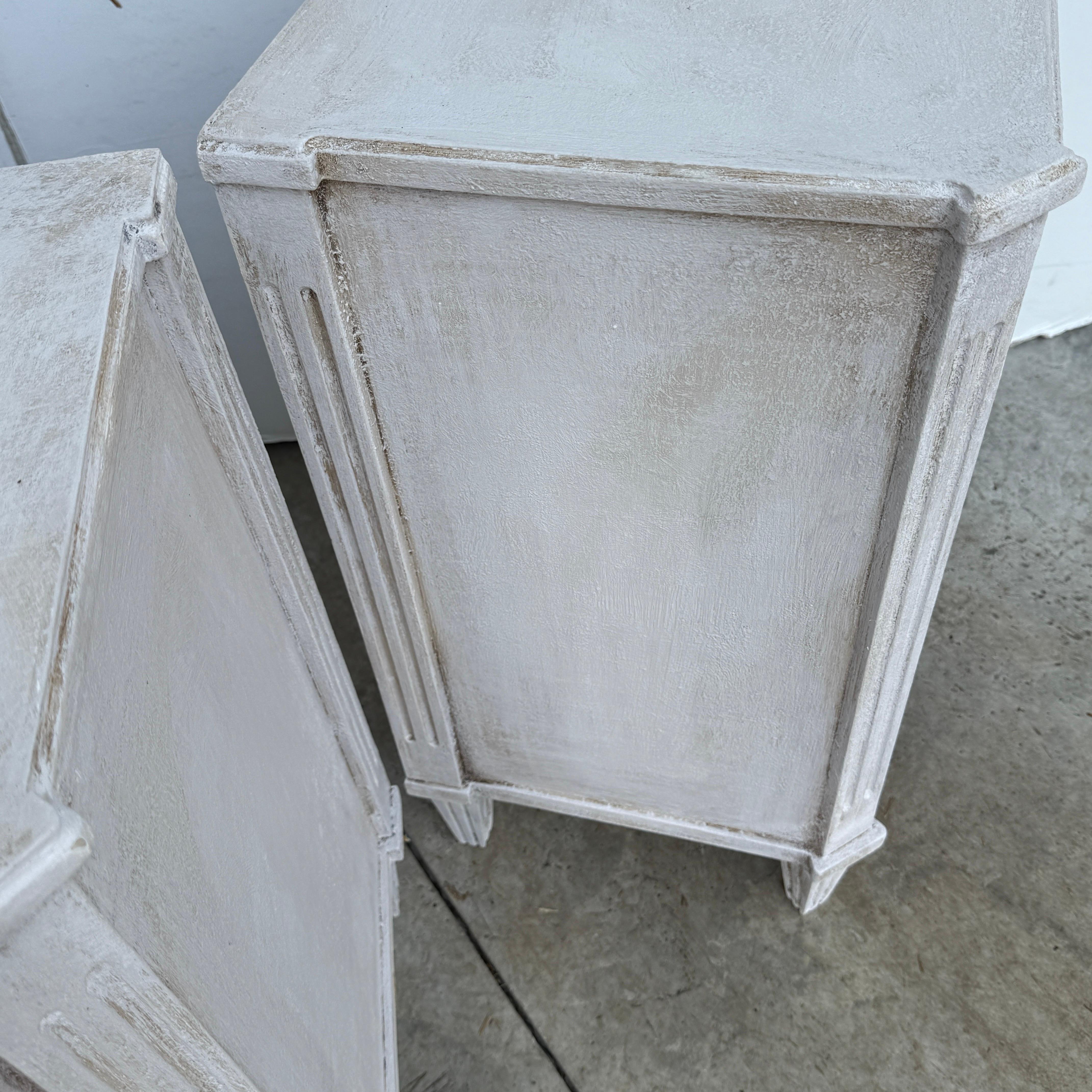 Paar Chelsea Textiles Gustavian Chest of Drawers Nachttische im Angebot 3
