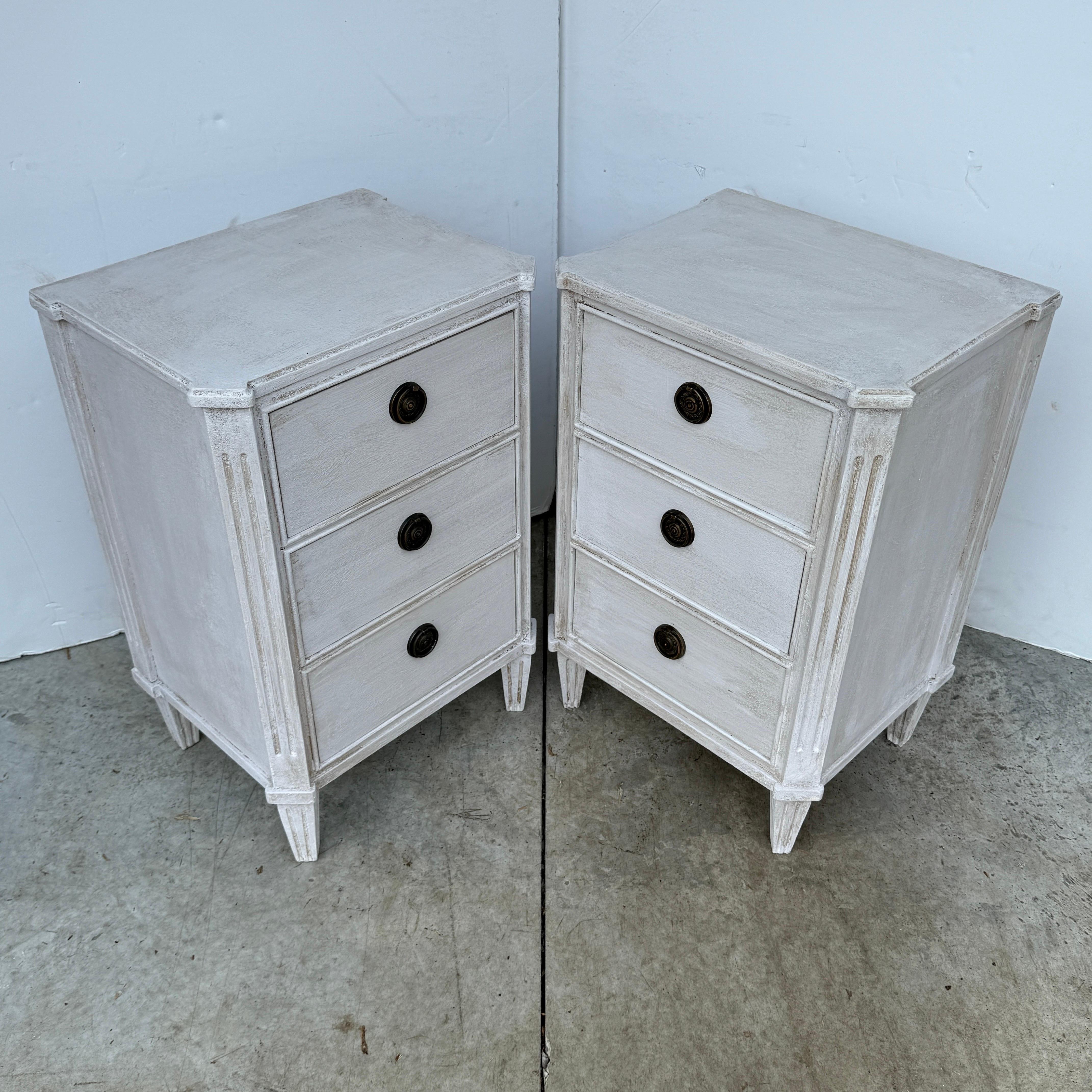 Paar Chelsea Textiles Gustavian Chest of Drawers Nachttische im Angebot 5