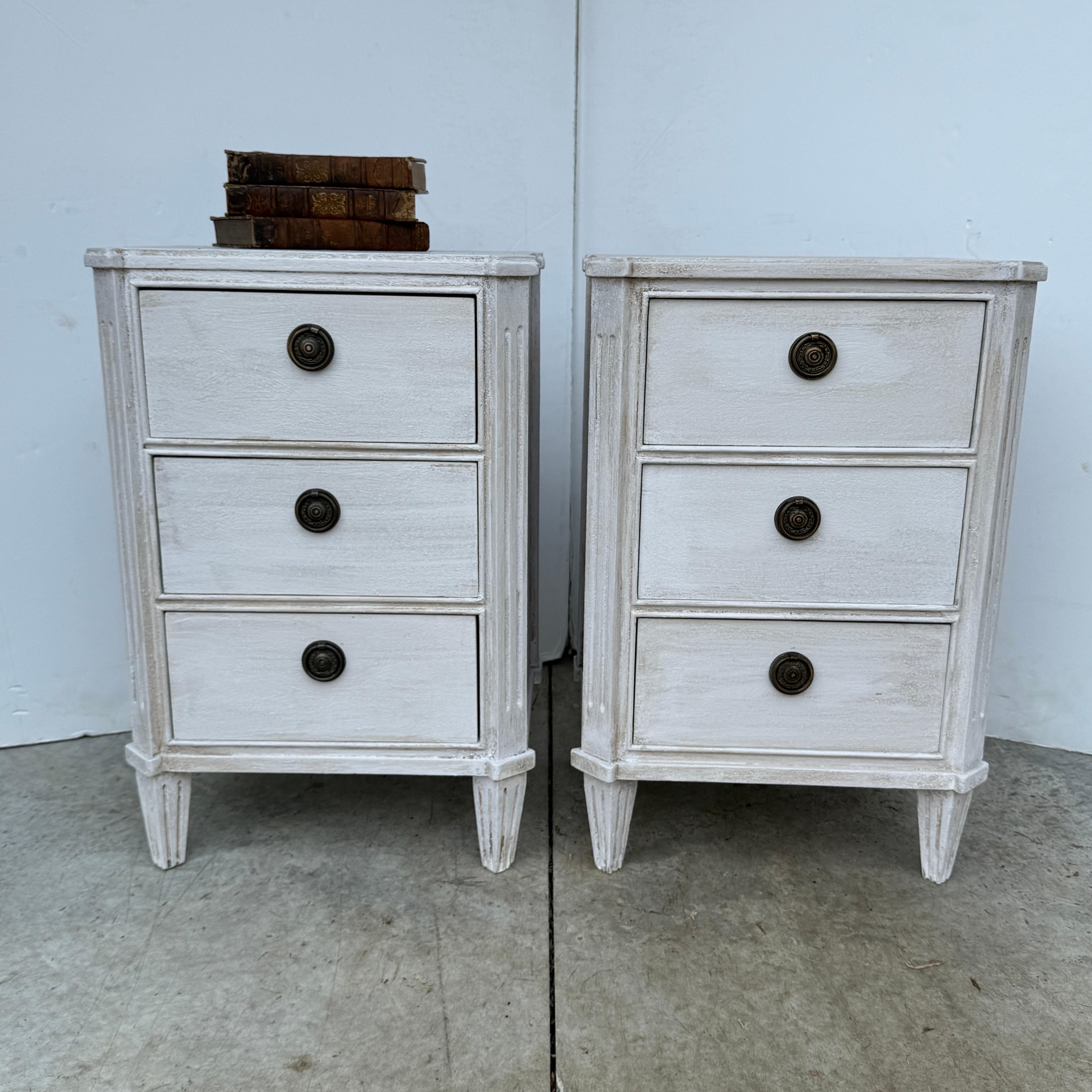 Paar Chelsea Textiles Gustavian Chest of Drawers Nachttische im Angebot 6
