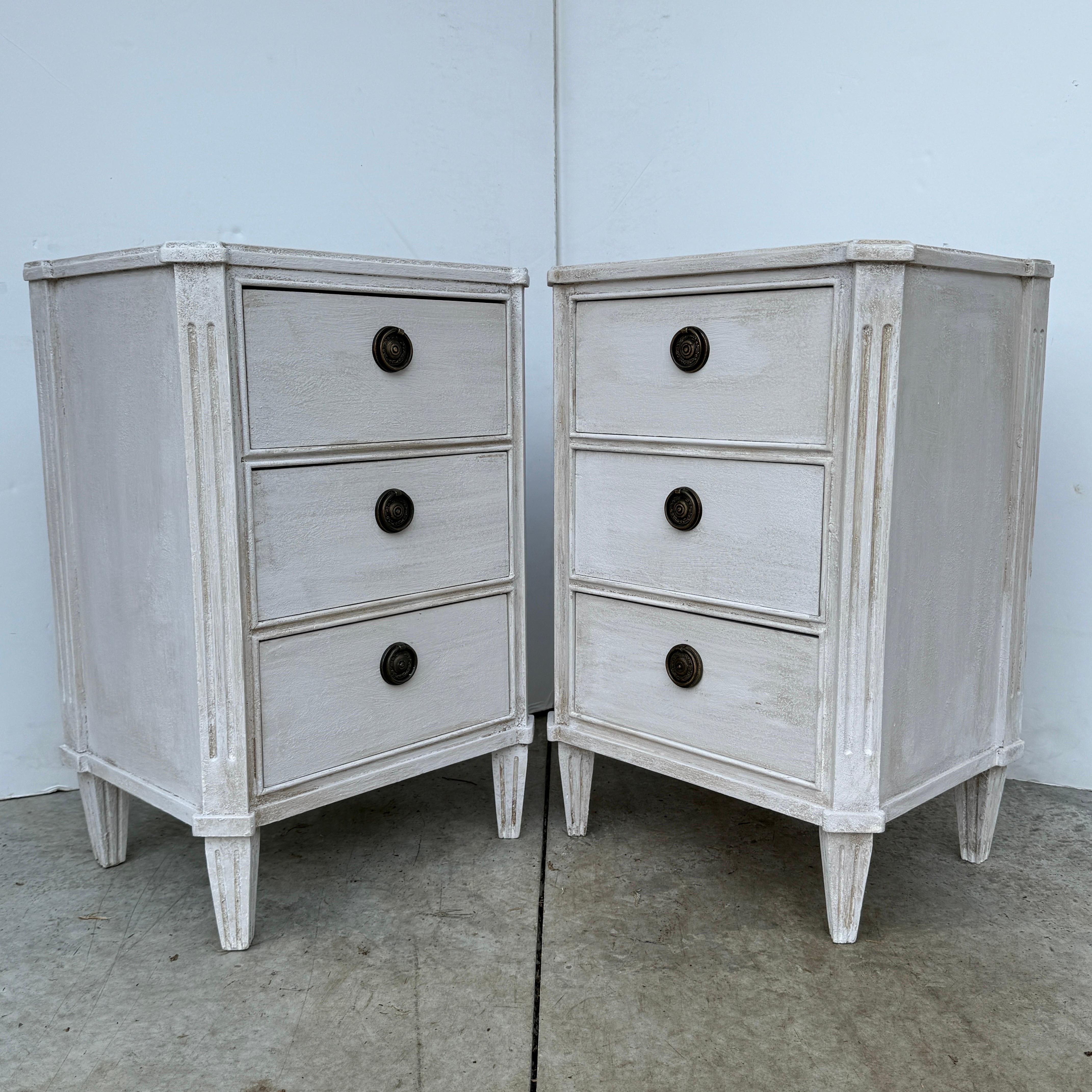 Paar Chelsea Textiles Gustavian Chest of Drawers Nachttische im Angebot 7