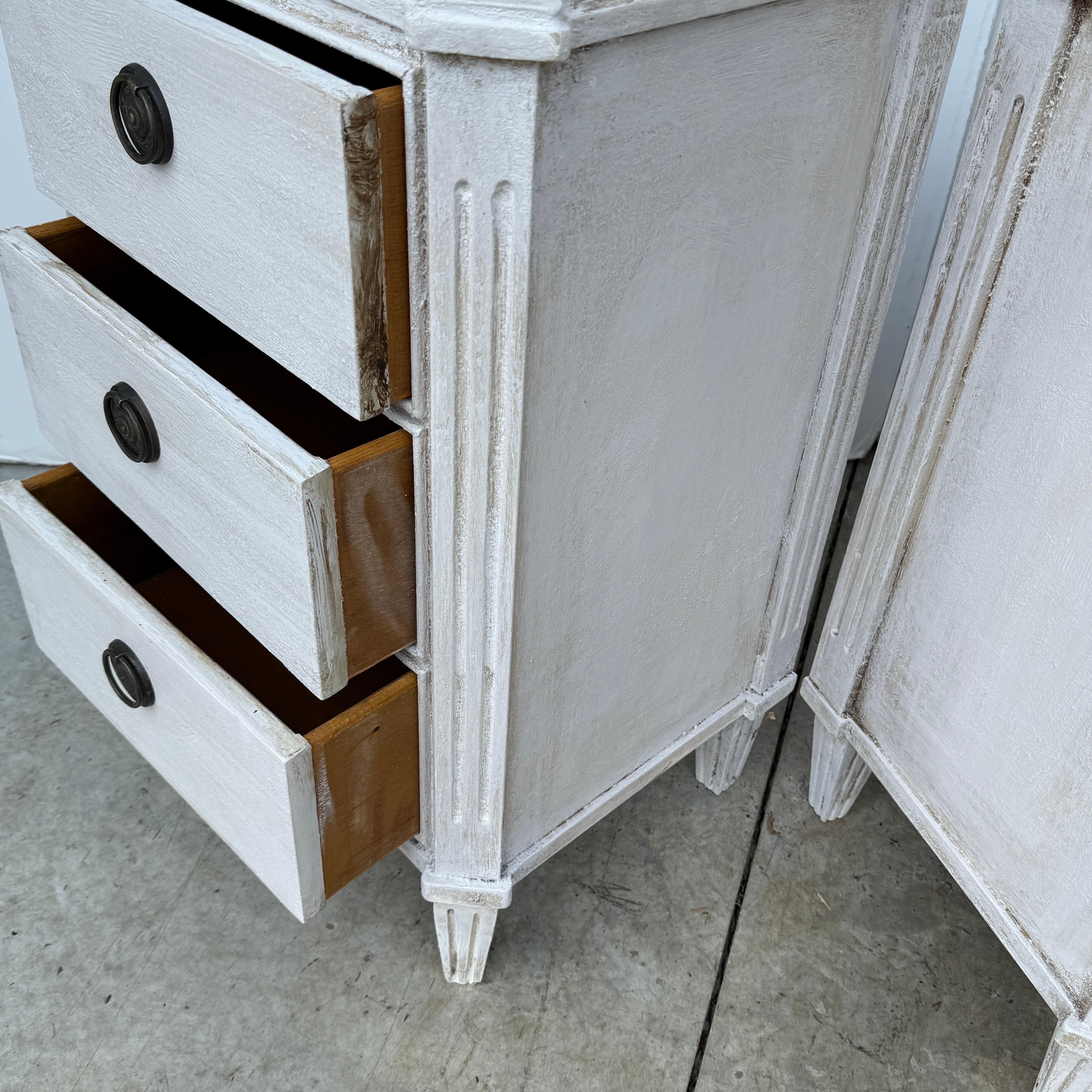 Paar Chelsea Textiles Gustavian Chest of Drawers Nachttische im Angebot 8