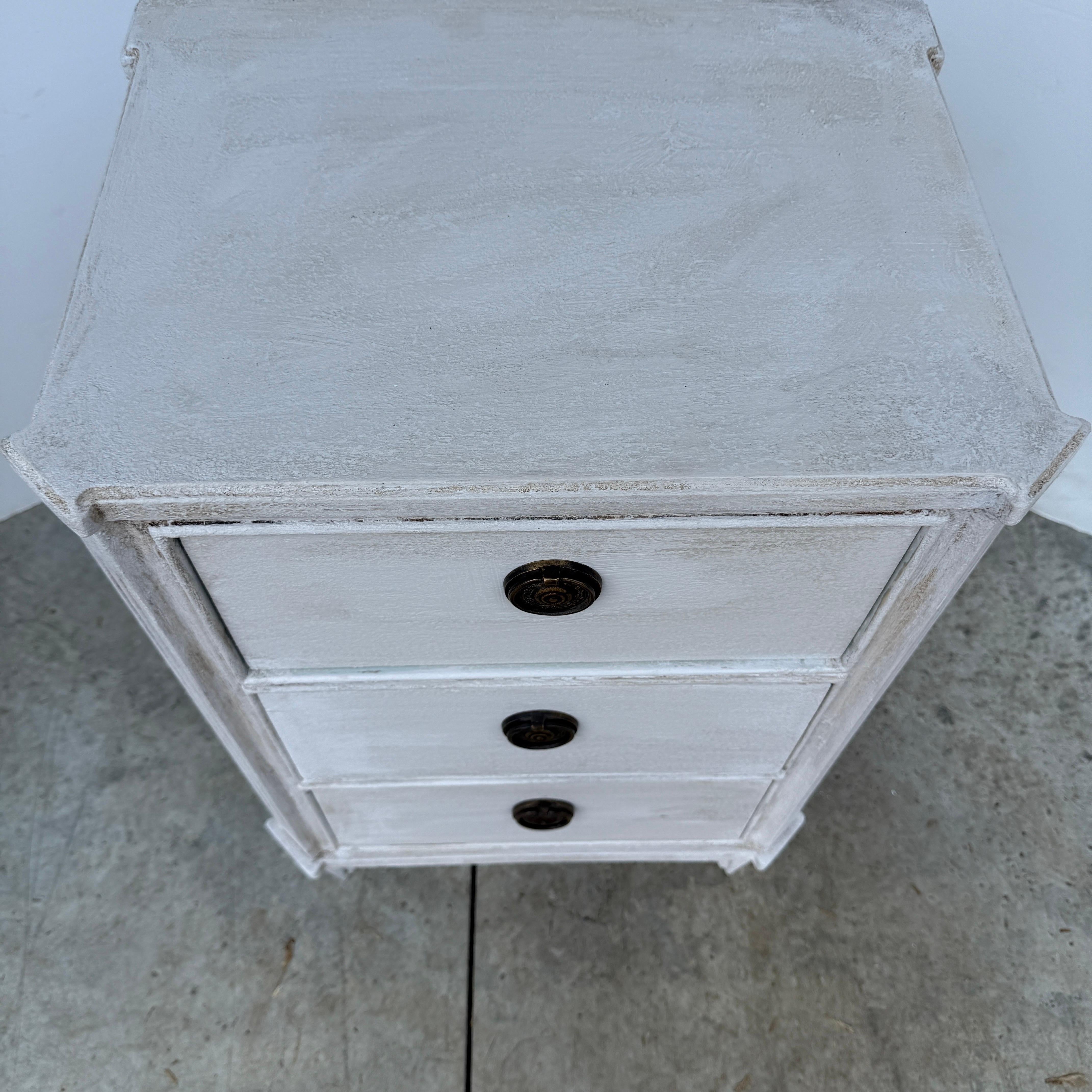 Paar Chelsea Textiles Gustavian Chest of Drawers Nachttische im Angebot 9