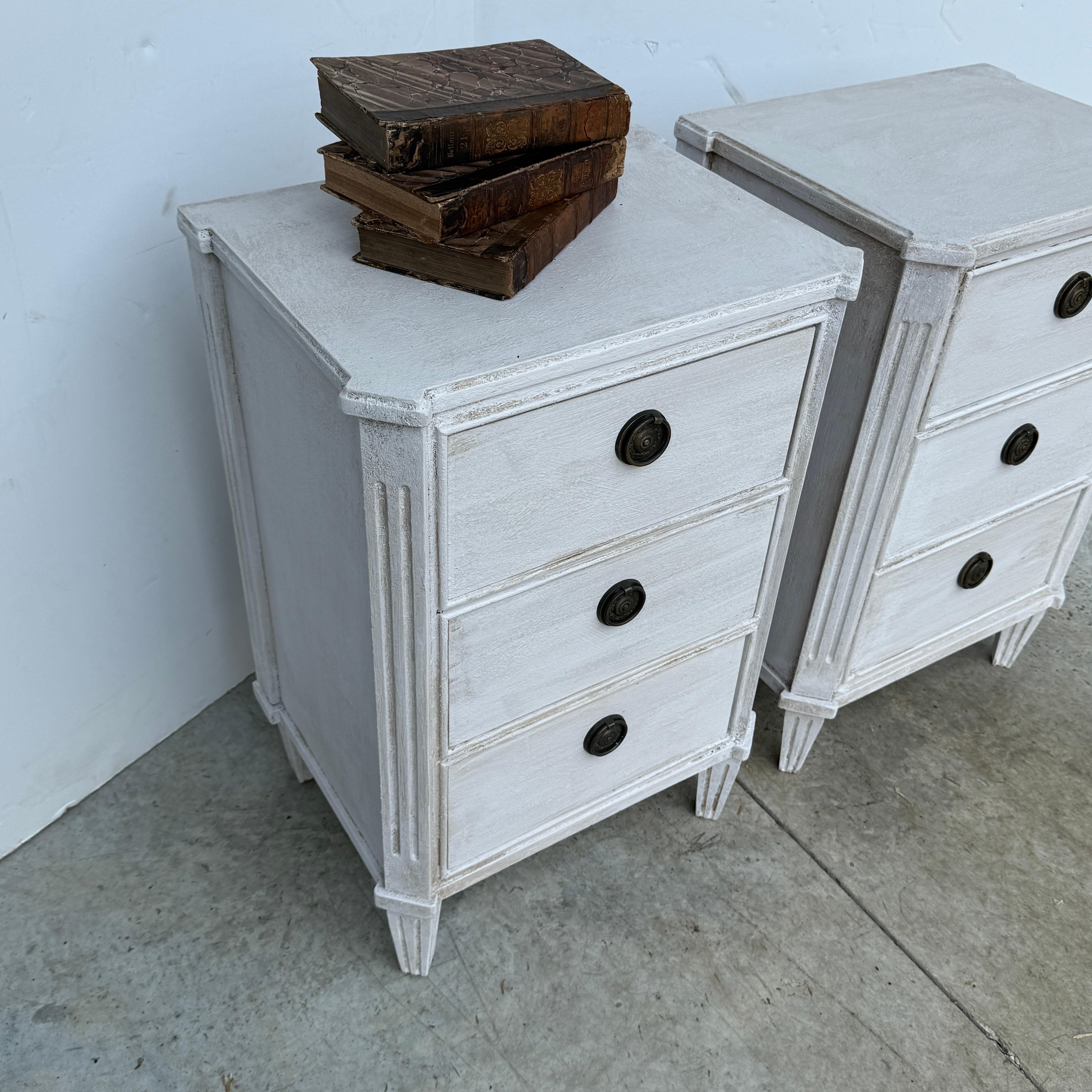 Paar Chelsea Textiles Gustavian Chest of Drawers Nachttische im Angebot 11