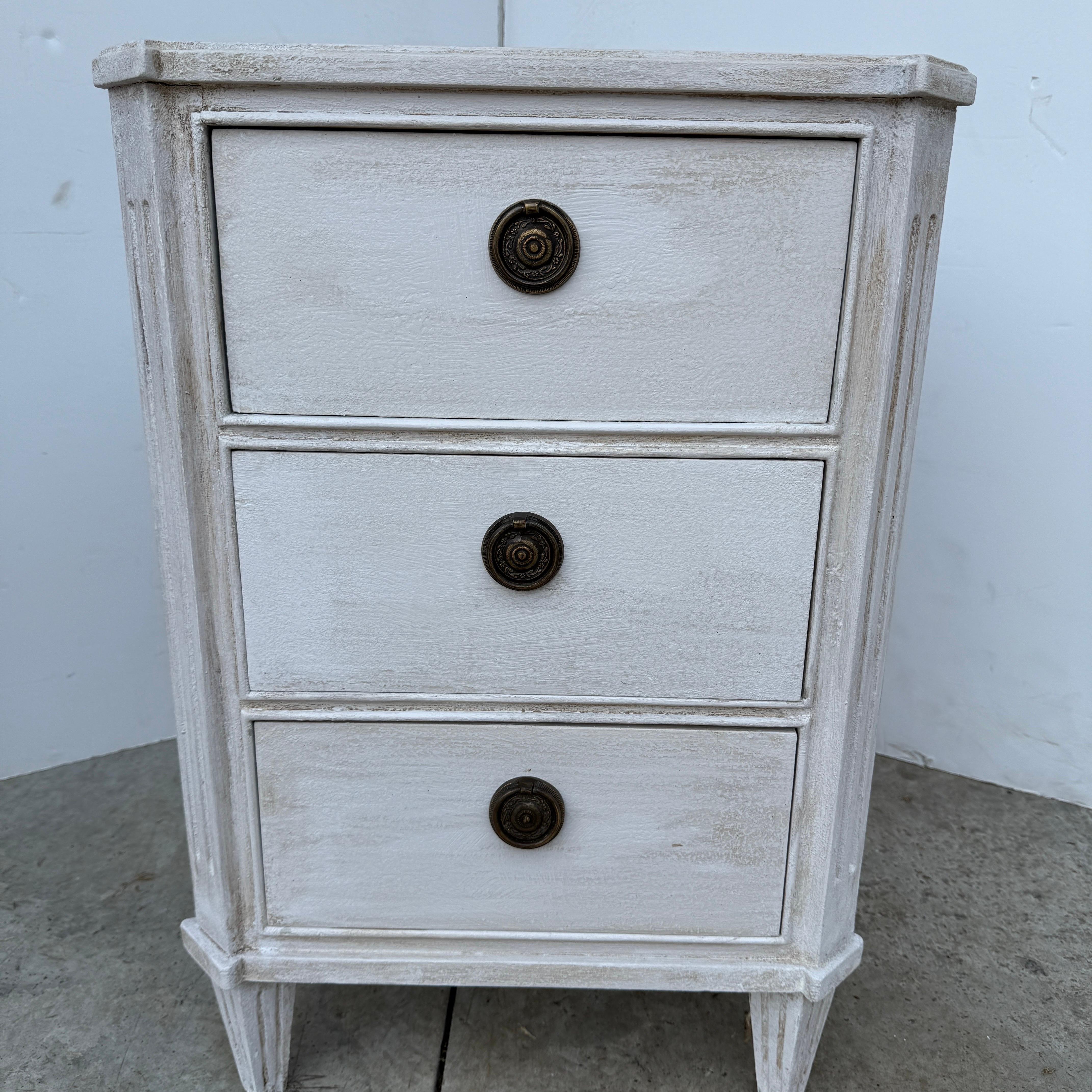 Paar Chelsea Textiles Gustavian Chest of Drawers Nachttische im Angebot 12