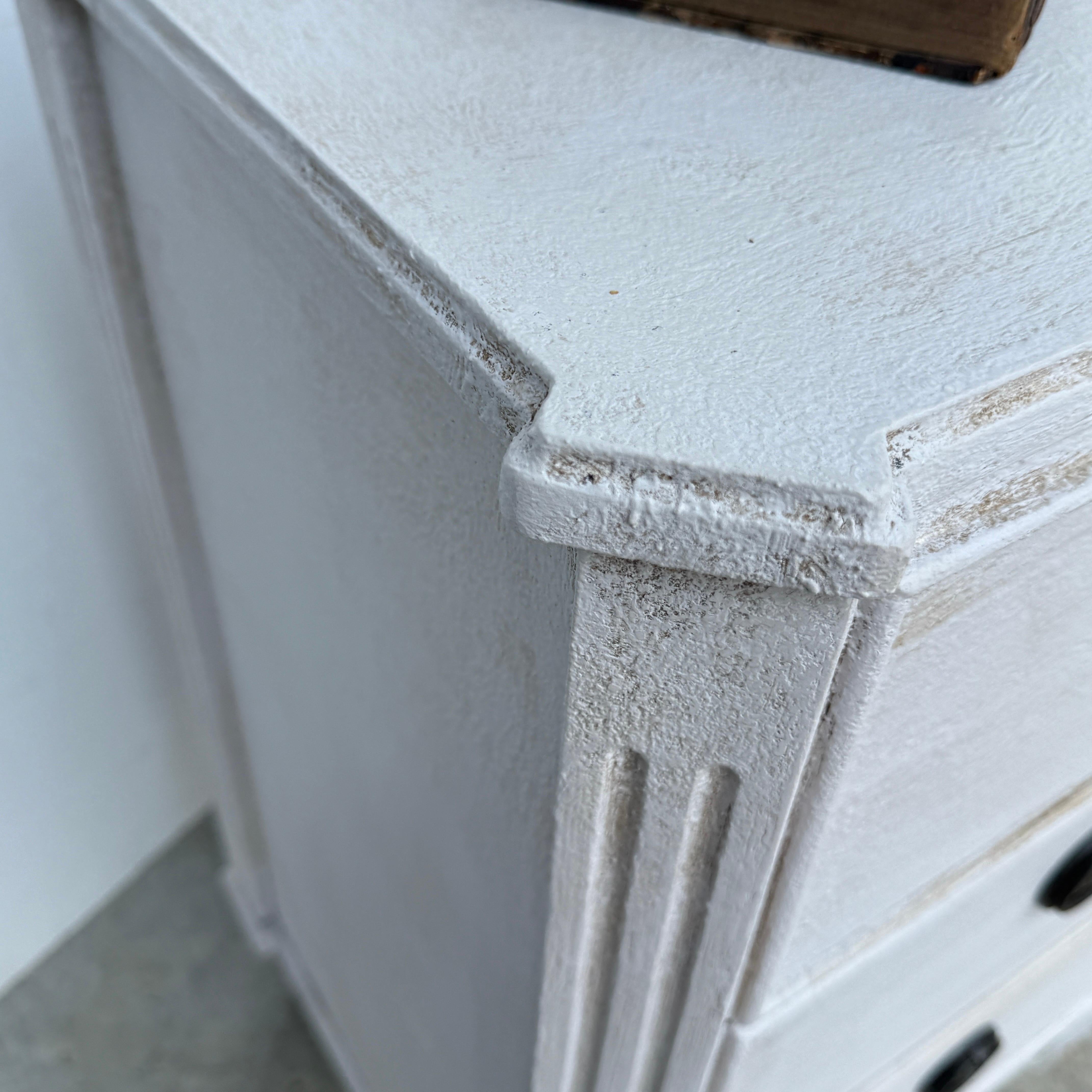 Paar Chelsea Textiles Gustavian Chest of Drawers Nachttische (Europäisch) im Angebot