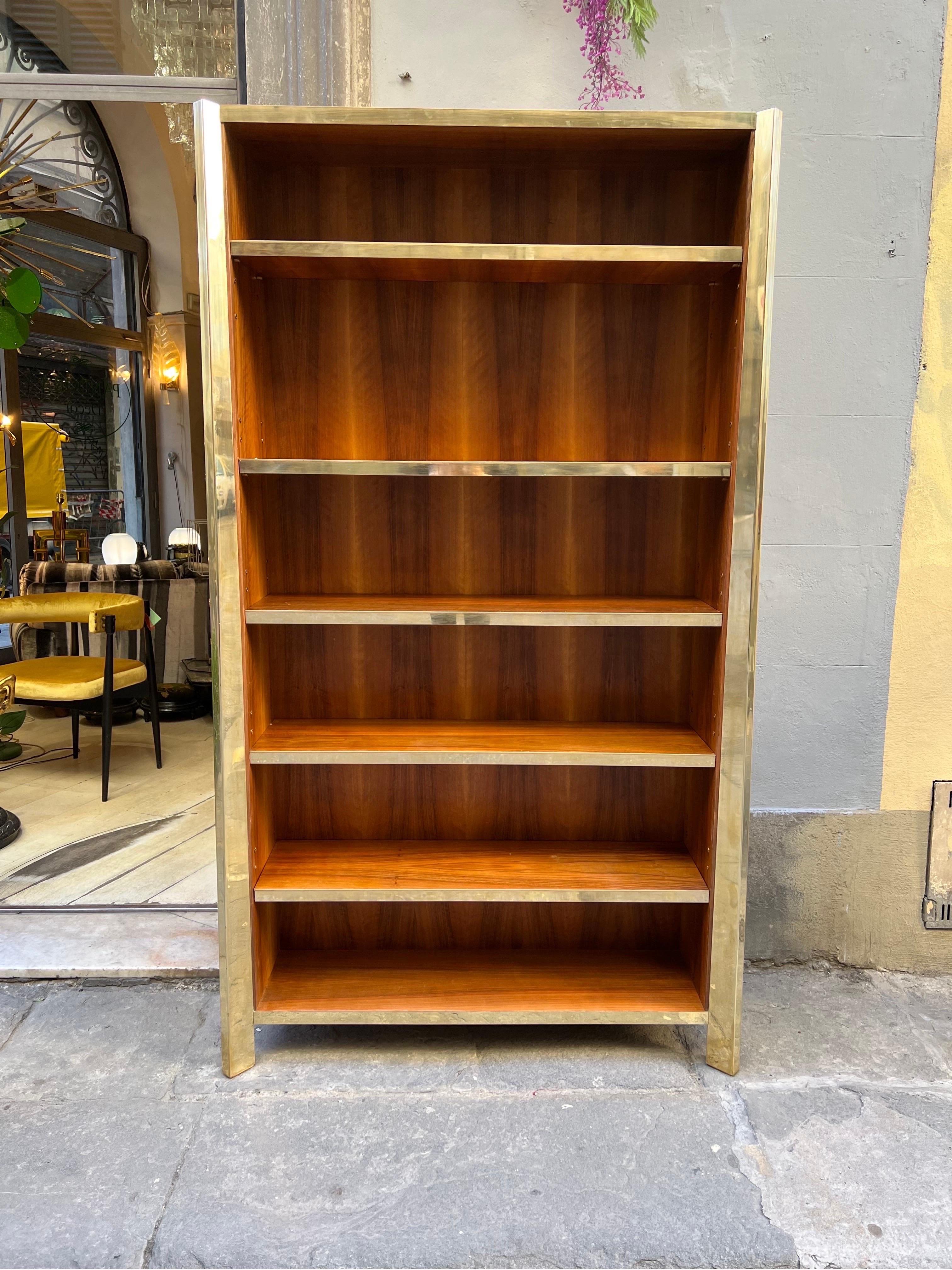 Italian Pair of Cherry Wood and Brass Bookcases, 1980s For Sale