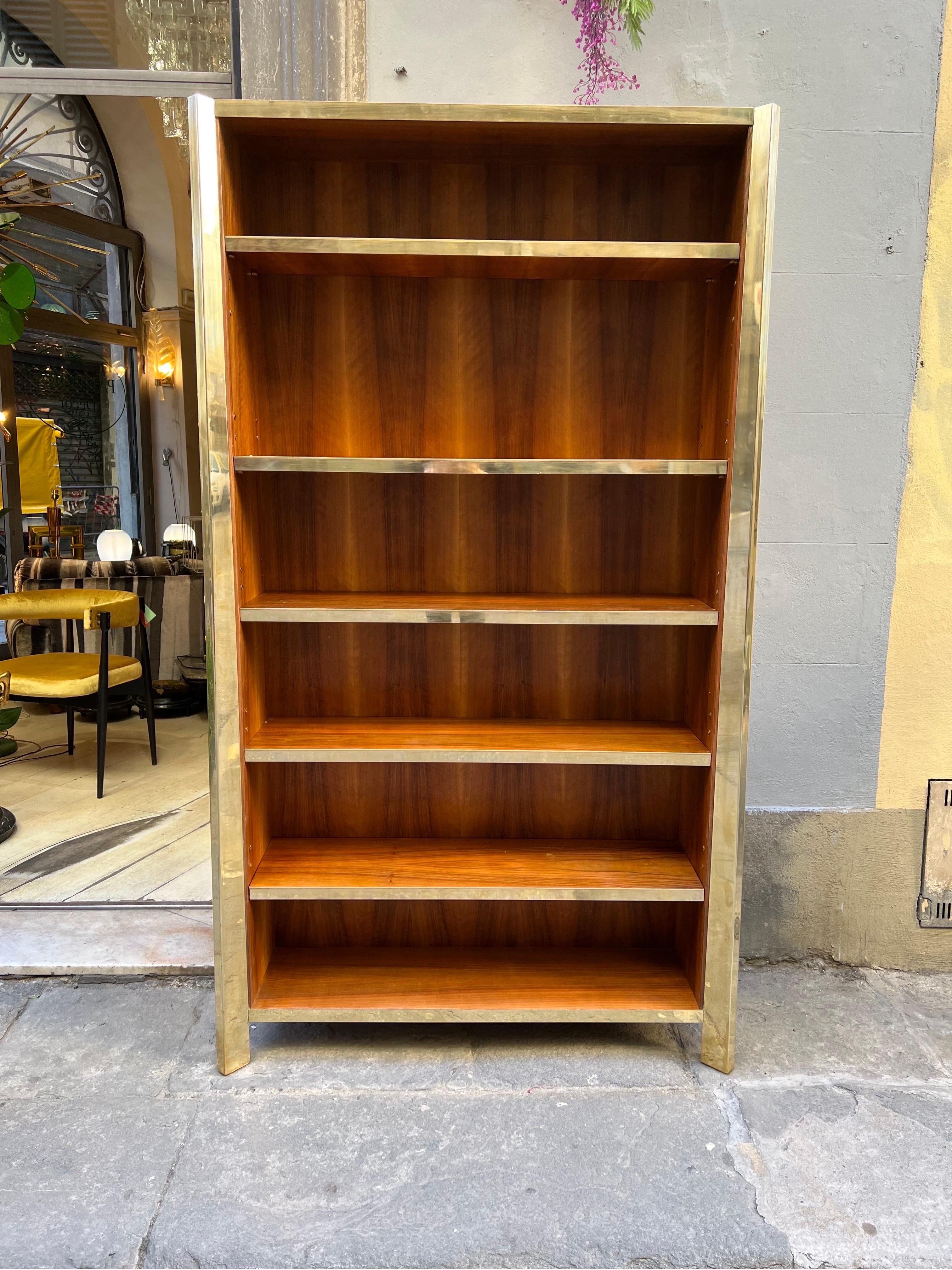 Late 20th Century Pair of Cherry Wood and Brass Bookcases, 1980s For Sale