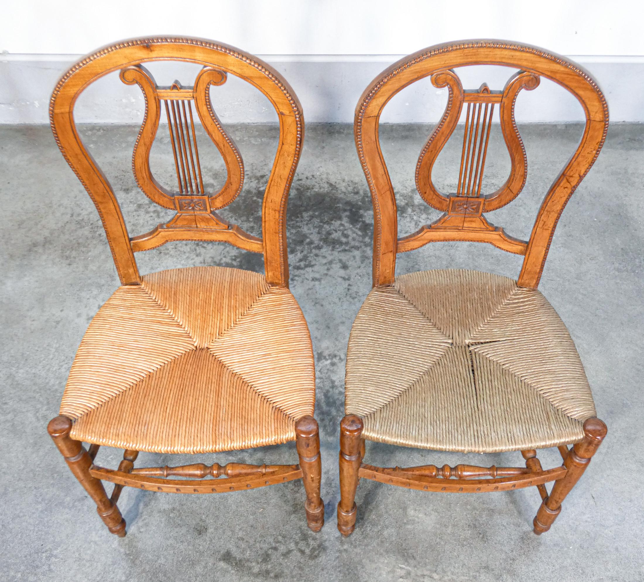 Pair of Cherry Wood Chairs with Lyre-Shaped Back and Straw Seat, Early 20th In Good Condition For Sale In Torino, IT