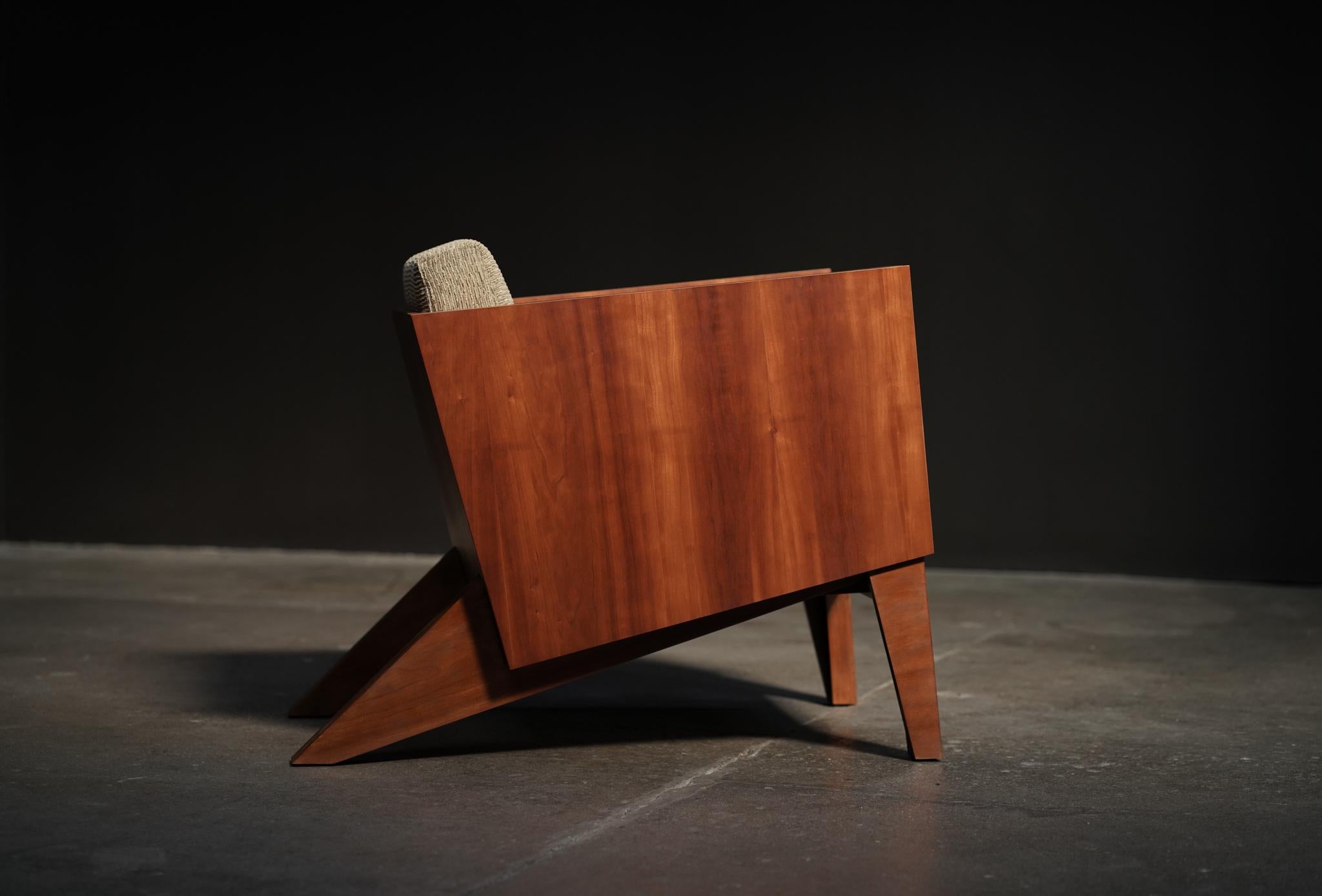 Paar Kirschbaum Wood Lounge Stühle im Zustand „Gut“ im Angebot in Los Angeles, CA