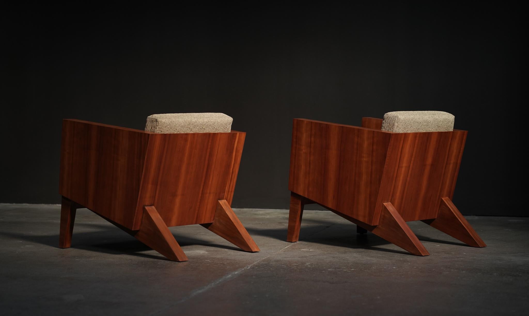 Paar Kirschbaum Wood Lounge Stühle (20. Jahrhundert) im Angebot