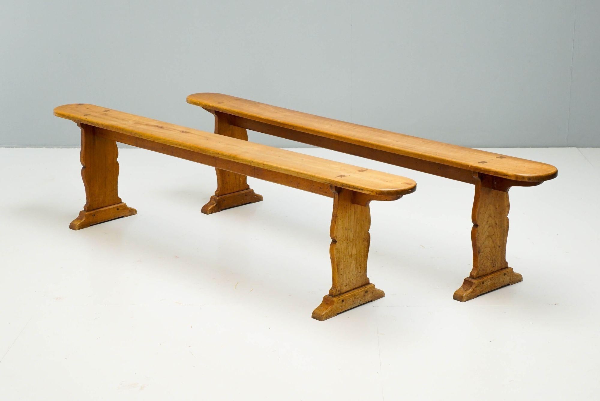 



Coppia di panche in ciliegio a quattro posti. Una grana deliziosa.

Francia, 1890 circa

H. H. x L. 208 cm. x P. 34 cm.






















