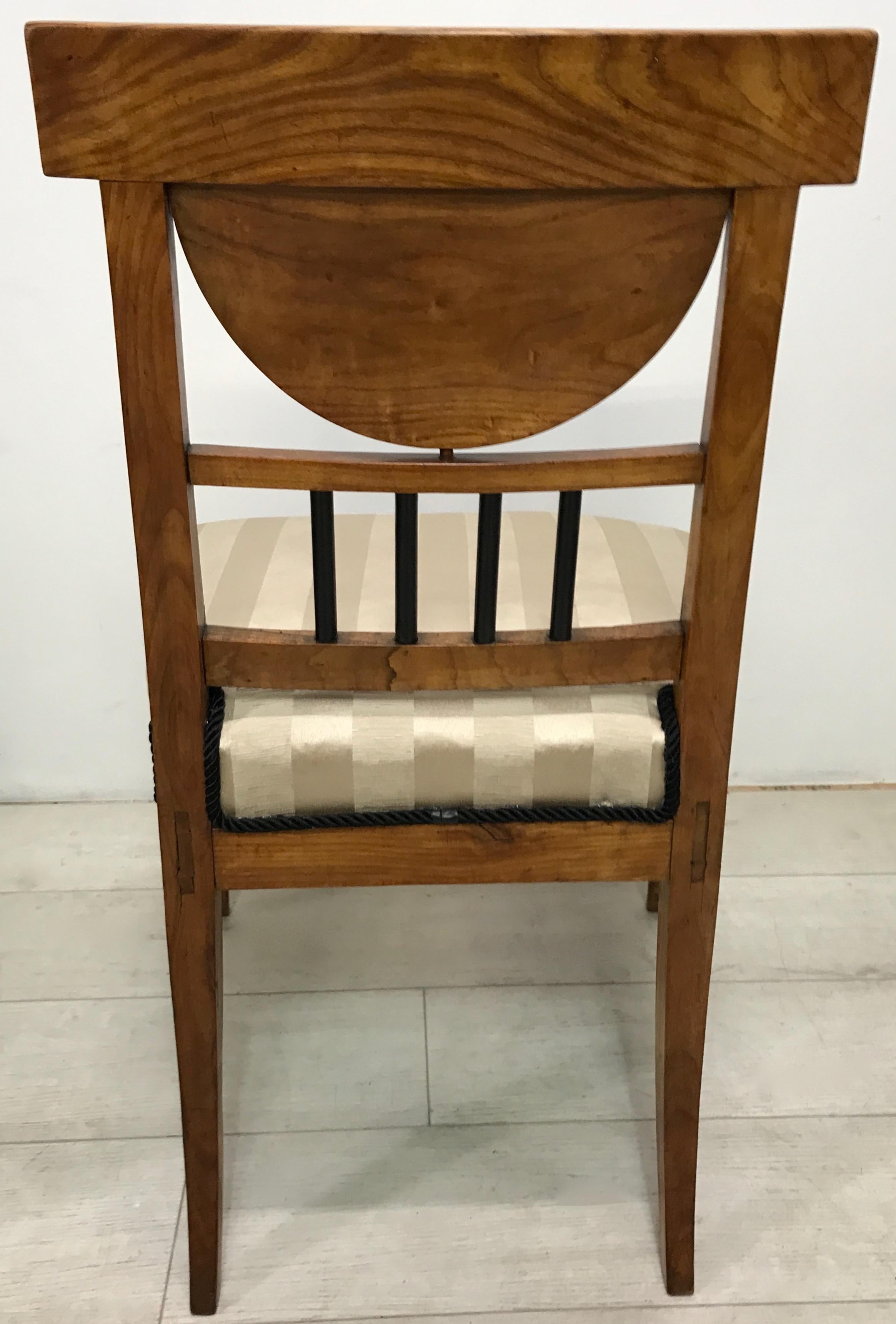 Biedermeier-Beistellstühle aus Kirschbaumholz, europäisches frühes 19. Jahrhundert, Paar im Angebot 4