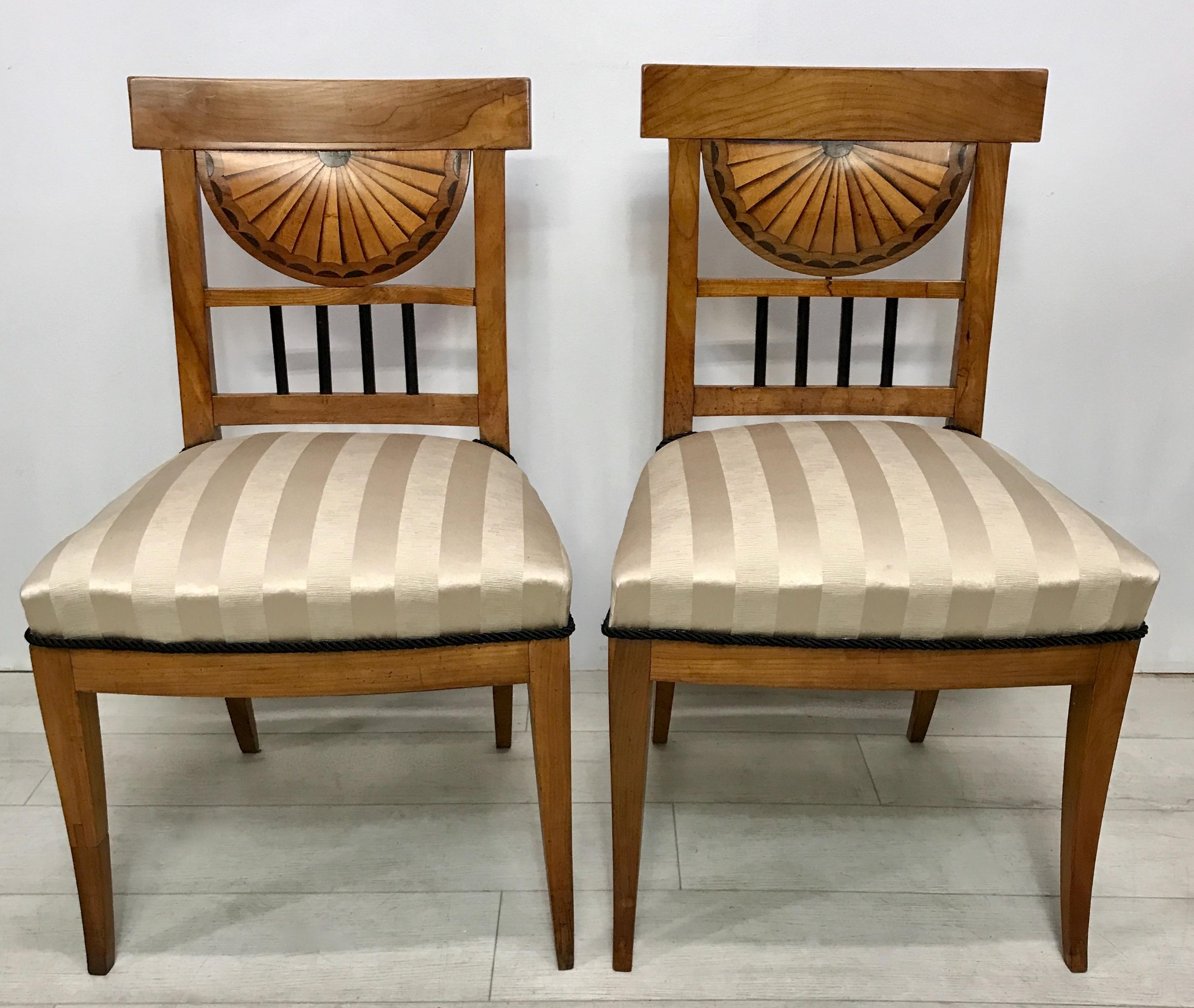 An exceptionally nice pair of cherrywood side chairs with black lacquer accent. Wonderful inlay fan shape back detail, recently re-upholstered.
Beautiful condition, sturdy and sound.
Central European, early 19th century.




