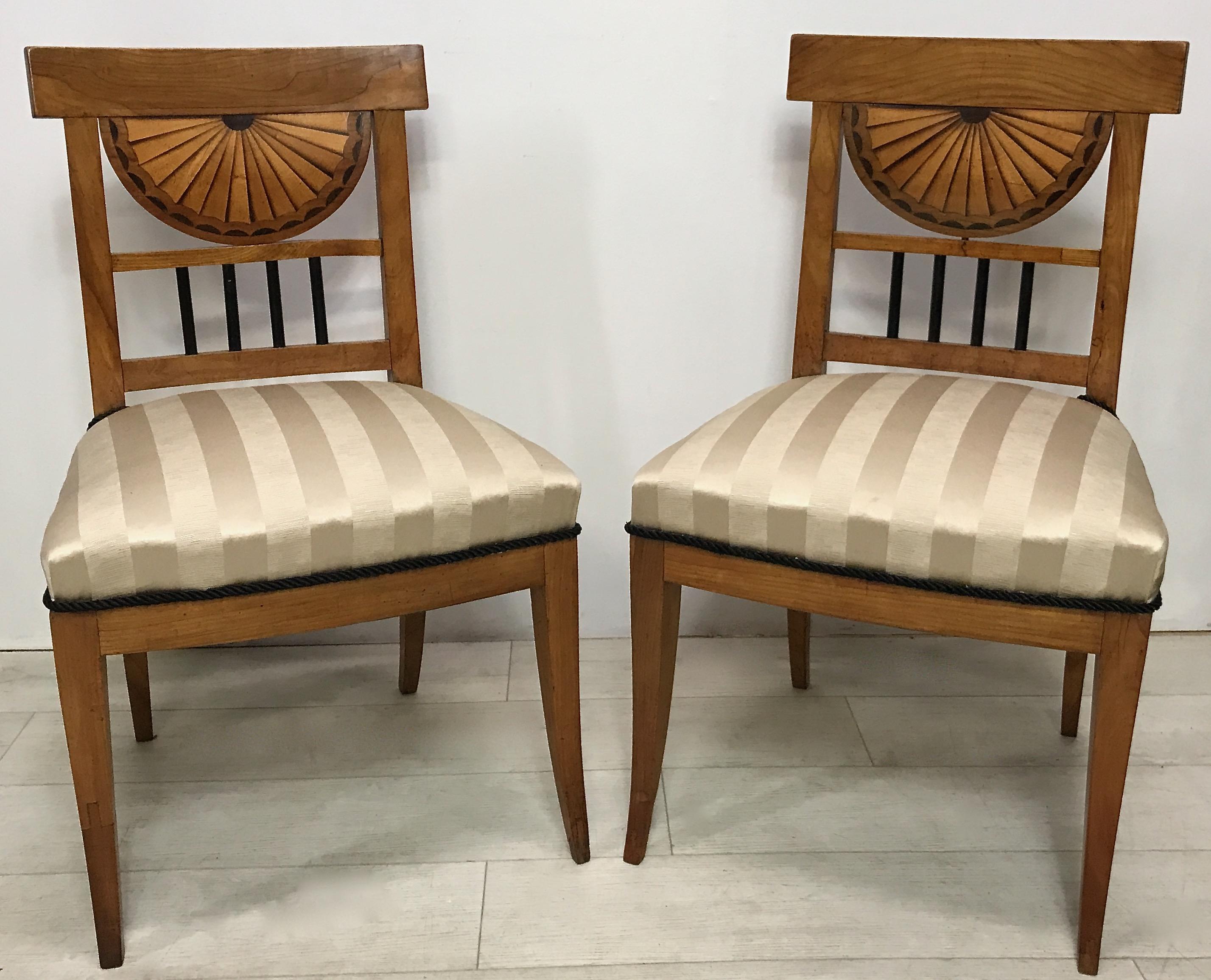 Biedermeier-Beistellstühle aus Kirschbaumholz, europäisches frühes 19. Jahrhundert, Paar (Intarsie) im Angebot