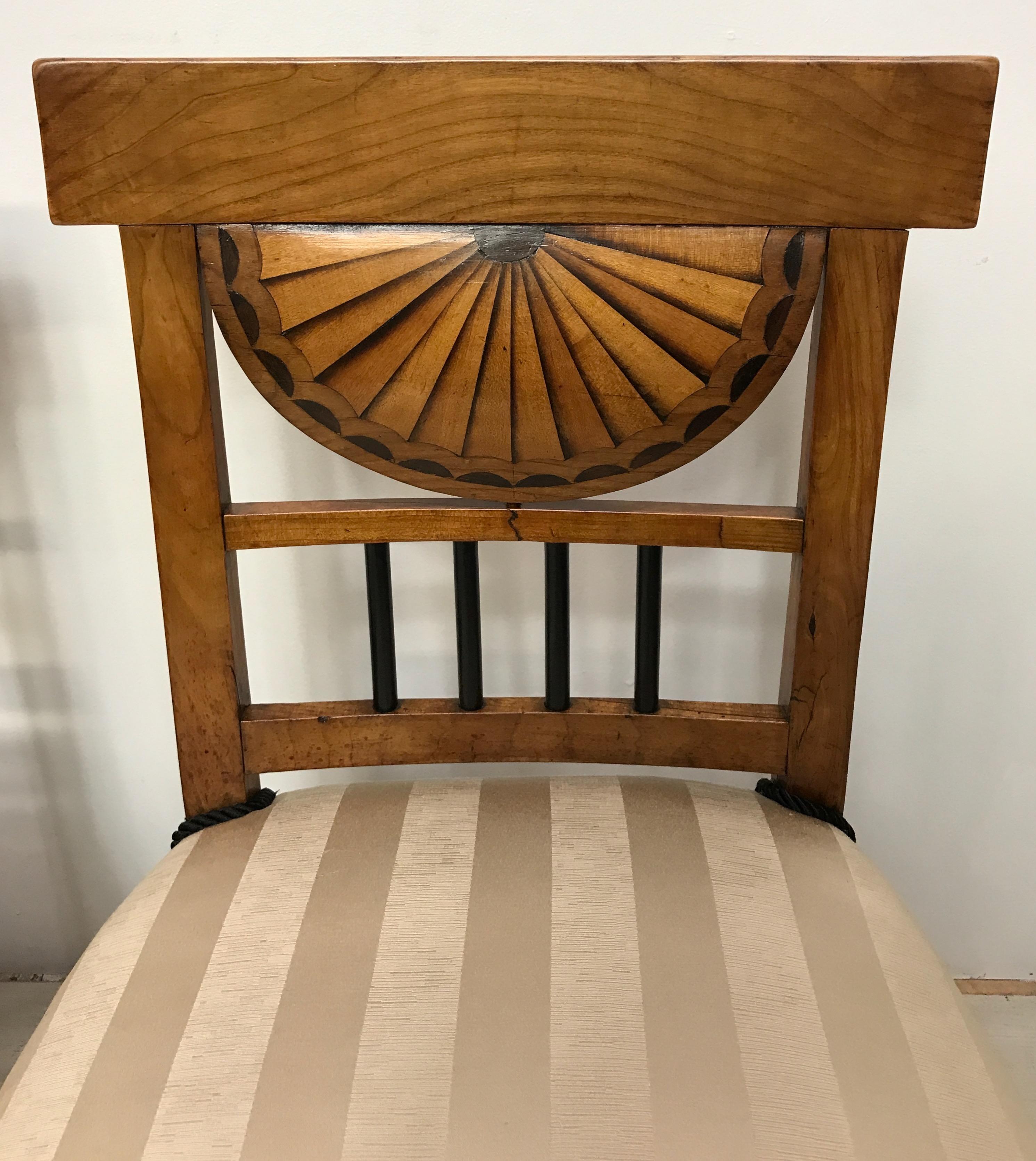 Biedermeier-Beistellstühle aus Kirschbaumholz, europäisches frühes 19. Jahrhundert, Paar (Polster) im Angebot