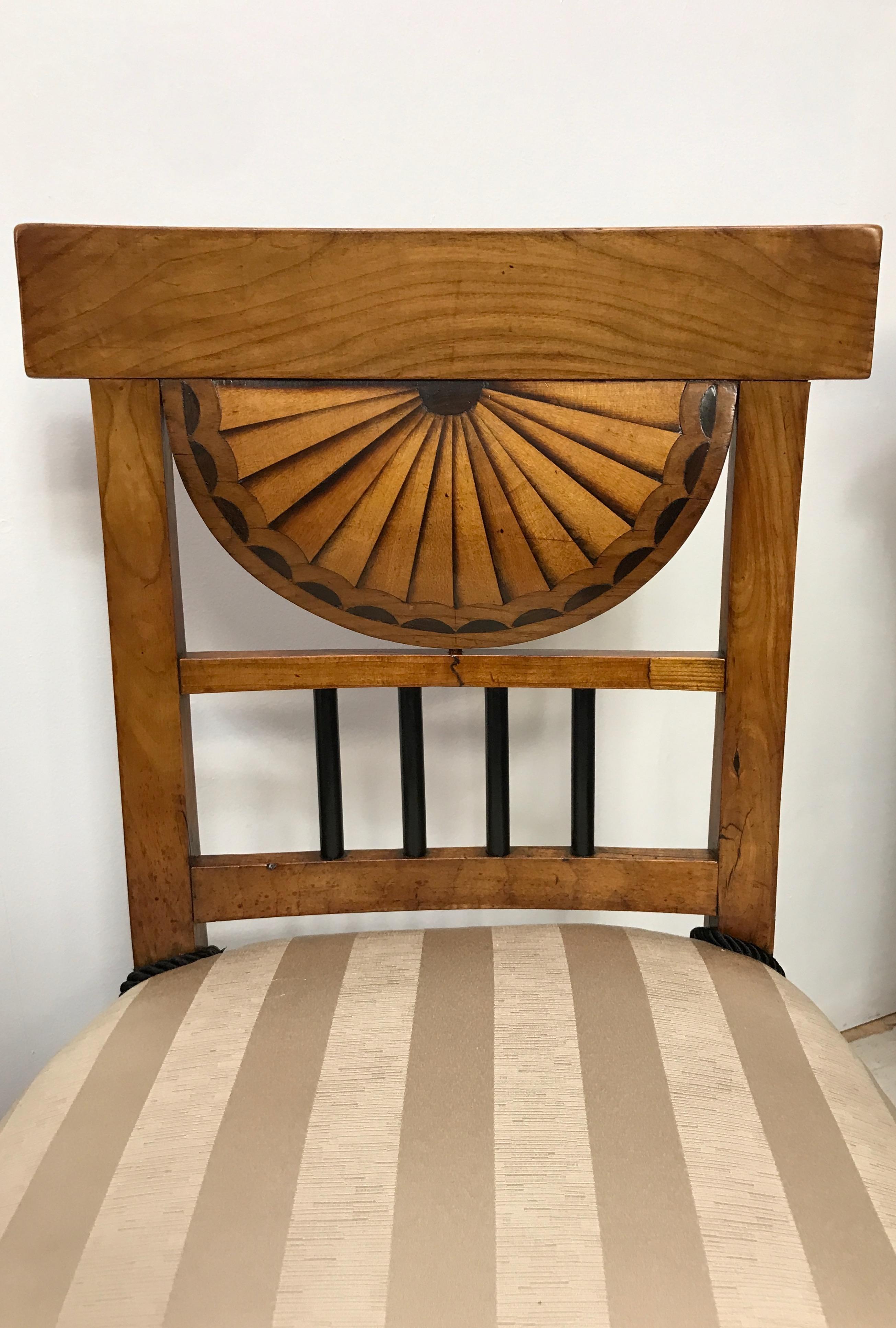 Biedermeier-Beistellstühle aus Kirschbaumholz, europäisches frühes 19. Jahrhundert, Paar im Angebot 2