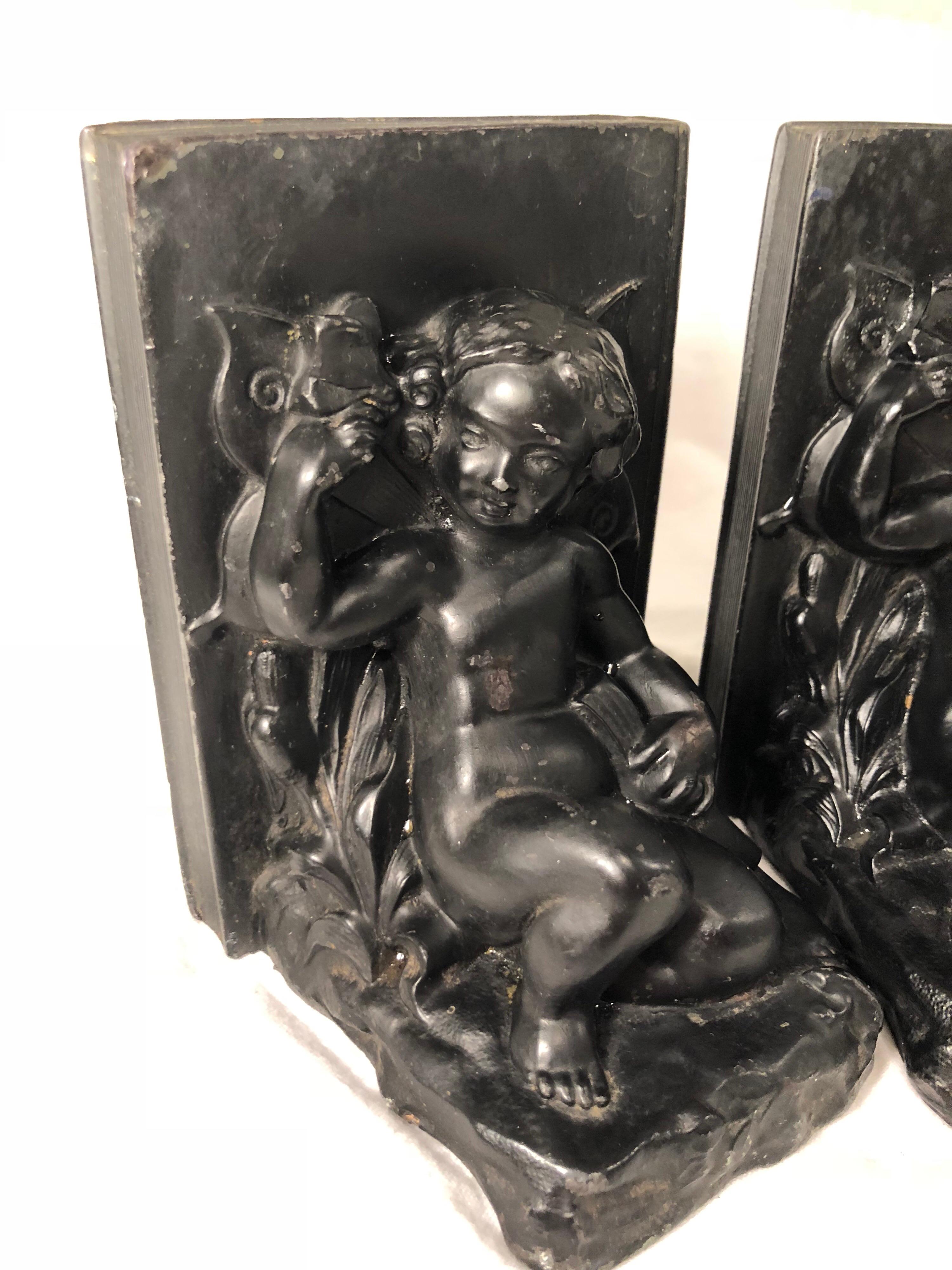 Ein Paar Cherub-Buchstützen. Hergestellt aus schwarzem Metall und aus der viktorianischen Epoche. Der Preis gilt für das Paar.