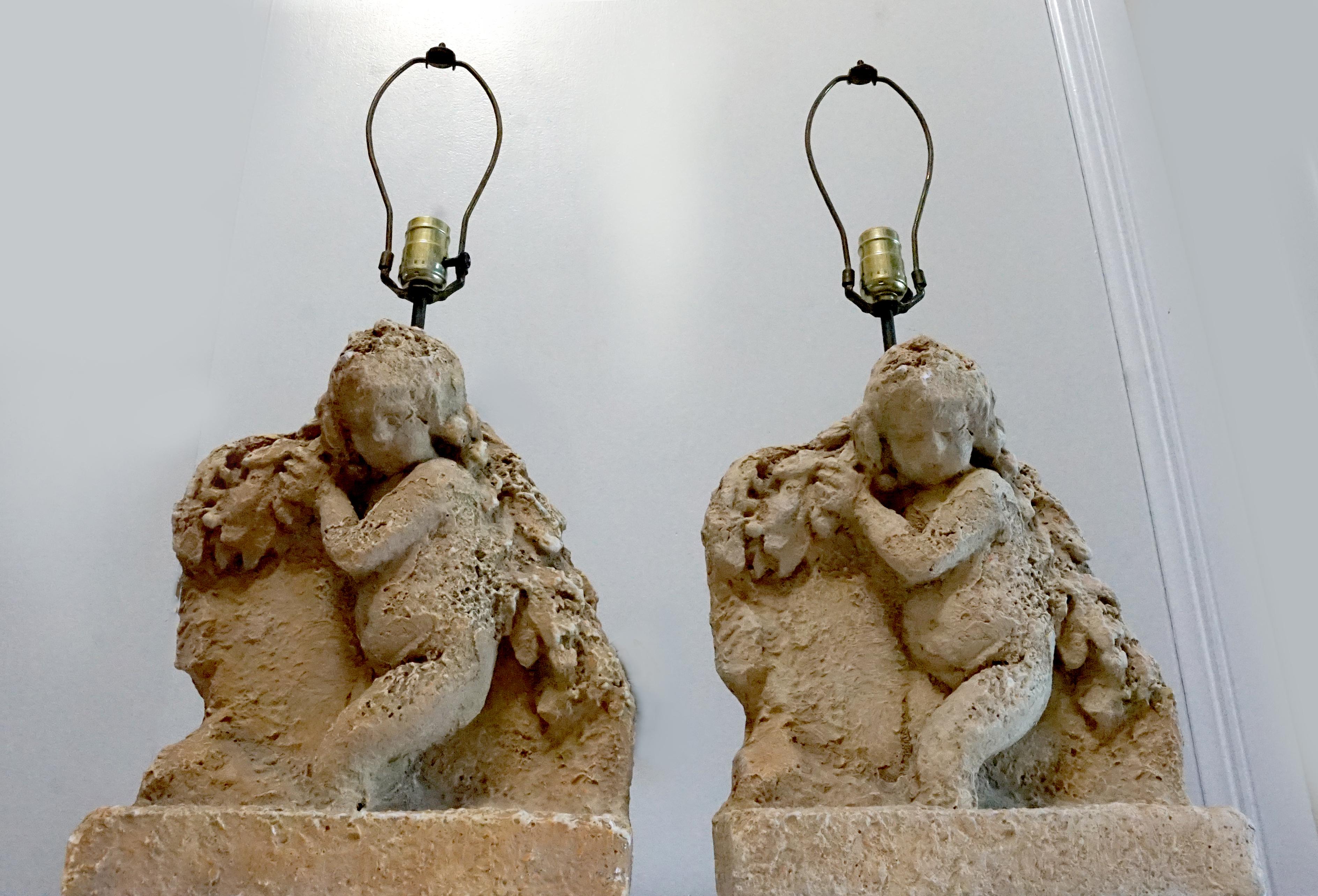 Paar Cherub Puttenlampen, Harzguss in beigefarbenem Stein-Effekt im Angebot 3
