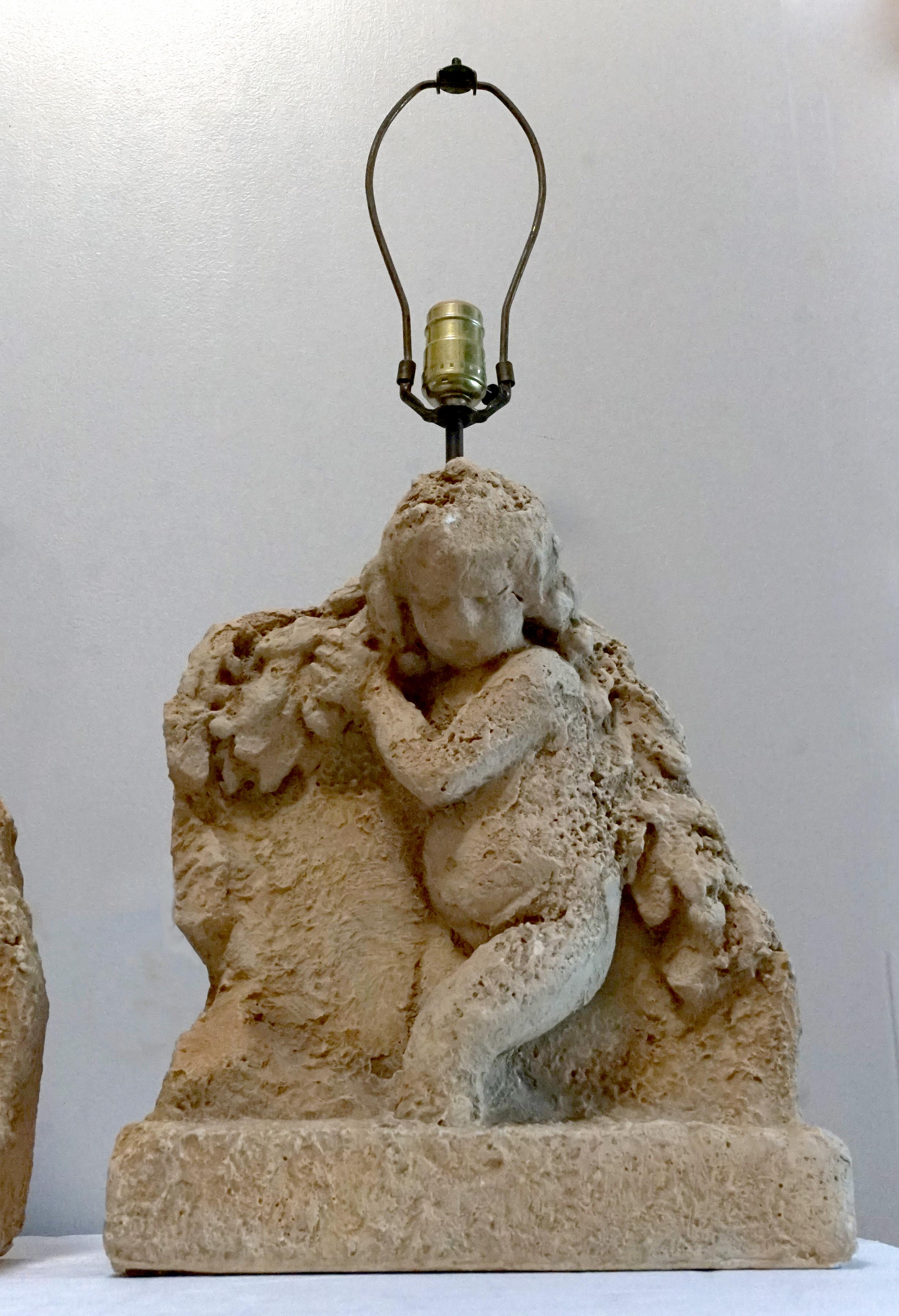 Paar Cherub Puttenlampen, Harzguss in beigefarbenem Stein-Effekt (Neorenaissance) im Angebot