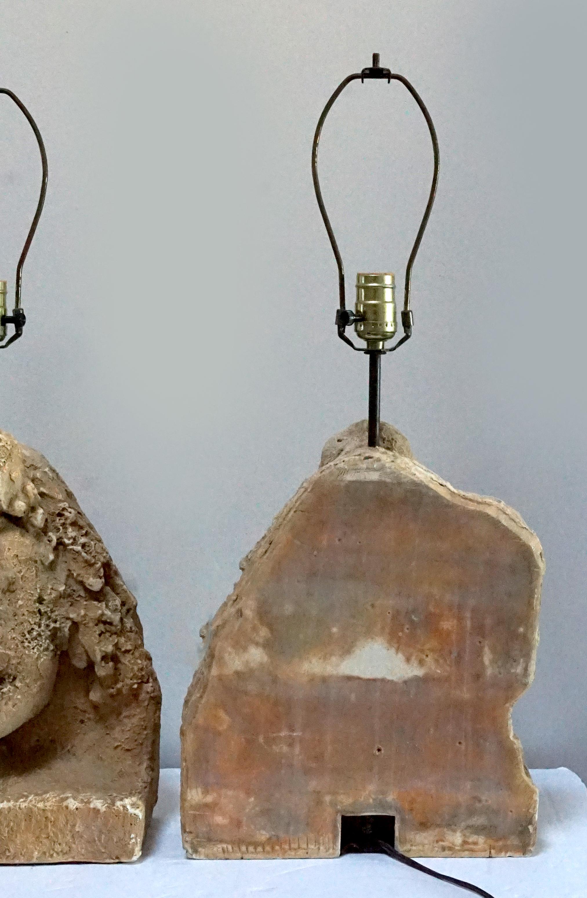 Paar Cherub Puttenlampen, Harzguss in beigefarbenem Stein-Effekt im Zustand „Gut“ im Angebot in Lomita, CA