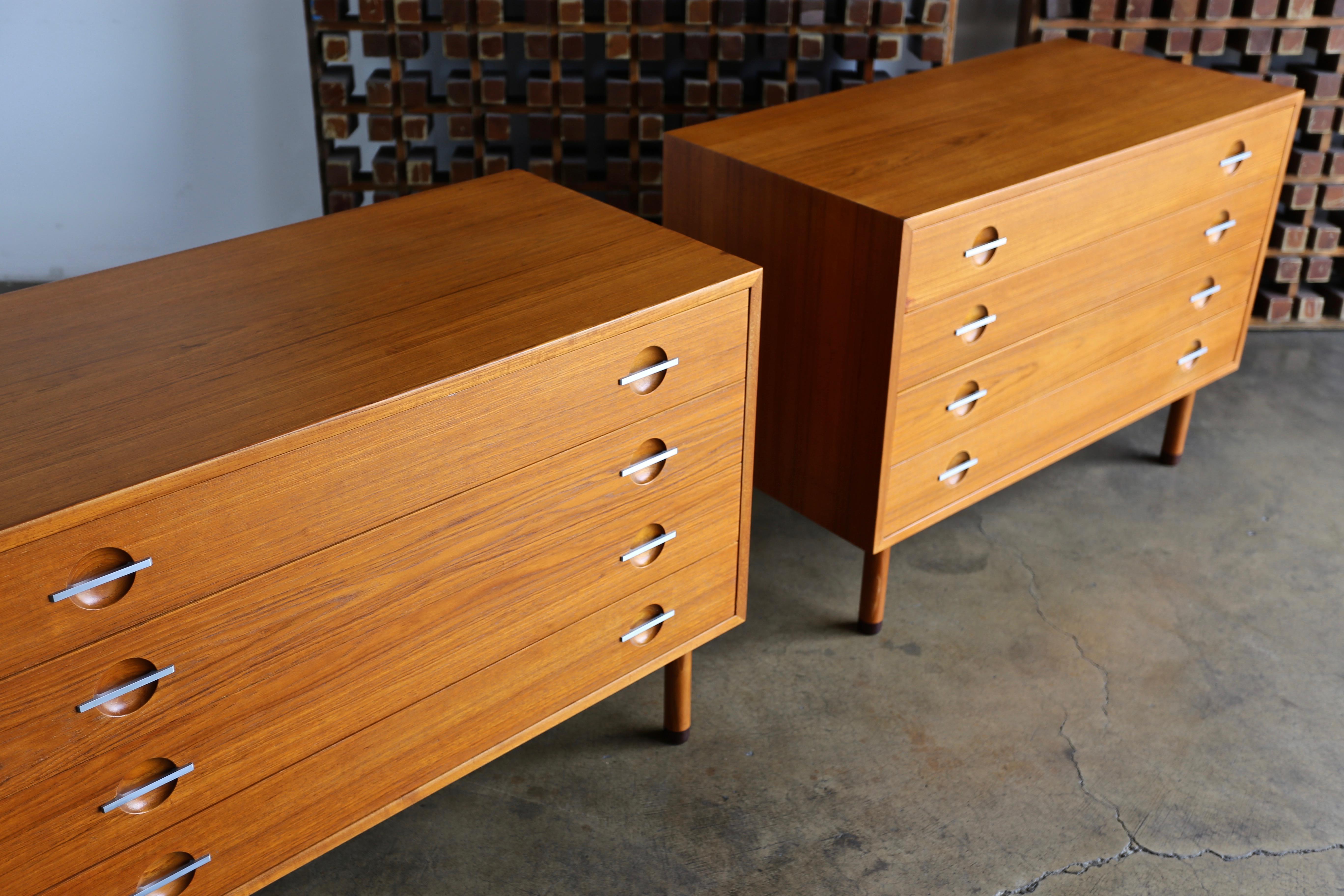 Pair of Chest by Hans Wegner for RY Mobler, circa 1960 In Good Condition In Costa Mesa, CA