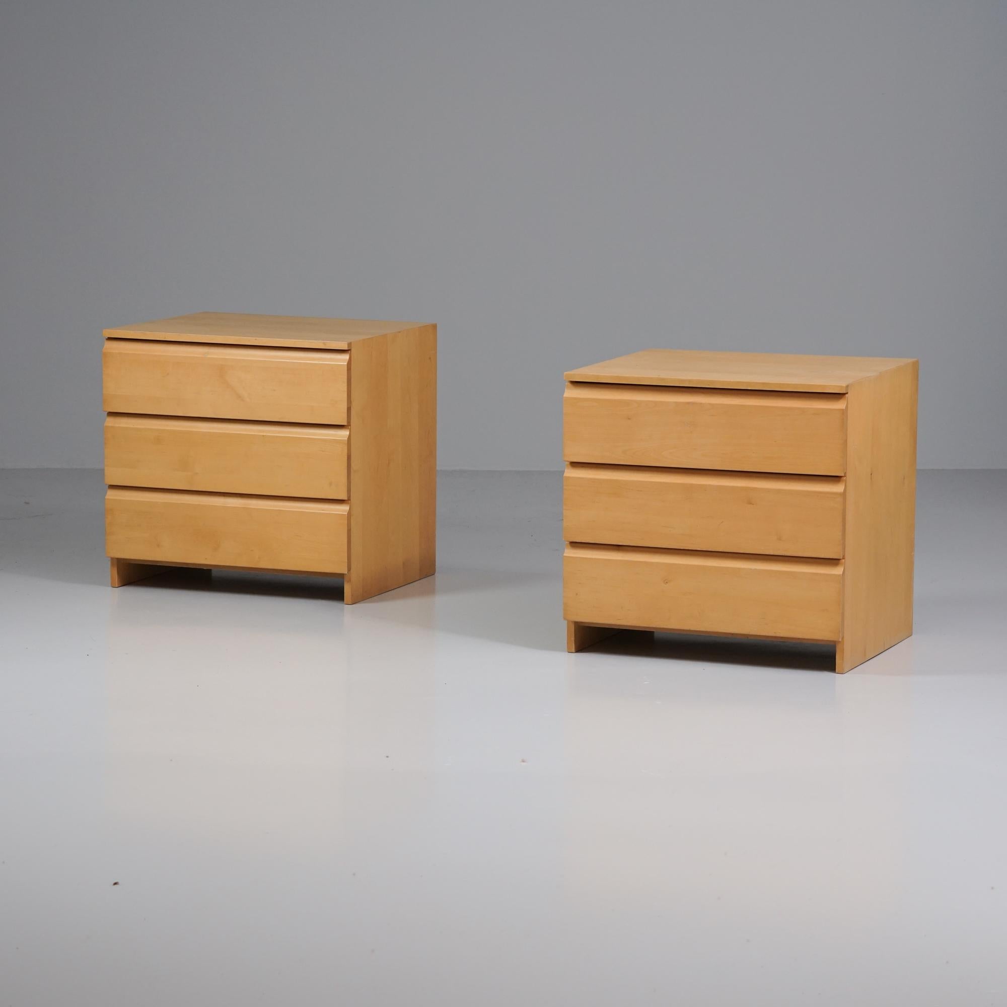 Coppia di cassettiere, design di Pirkko Stenros, prodotto da Artek, anni 1960/1970. Betulla. Piccoli cassetti all'interno del cassetto superiore. Buone condizioni vintage, lieve patina coerente con l'età e l'uso. Le cassettiere sono vendute insieme