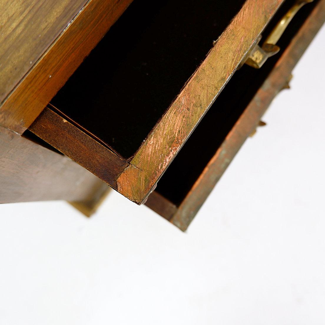 Pareja de cajoneras - mesas auxiliares o Mesillas de noche
Antiguo - Decoración - muebles
Medidas : 41cmx26cm H:39cm 
Materiales : cobre - latón - madera 
Desgaste propio de la edad y el uso : Ver fotos 