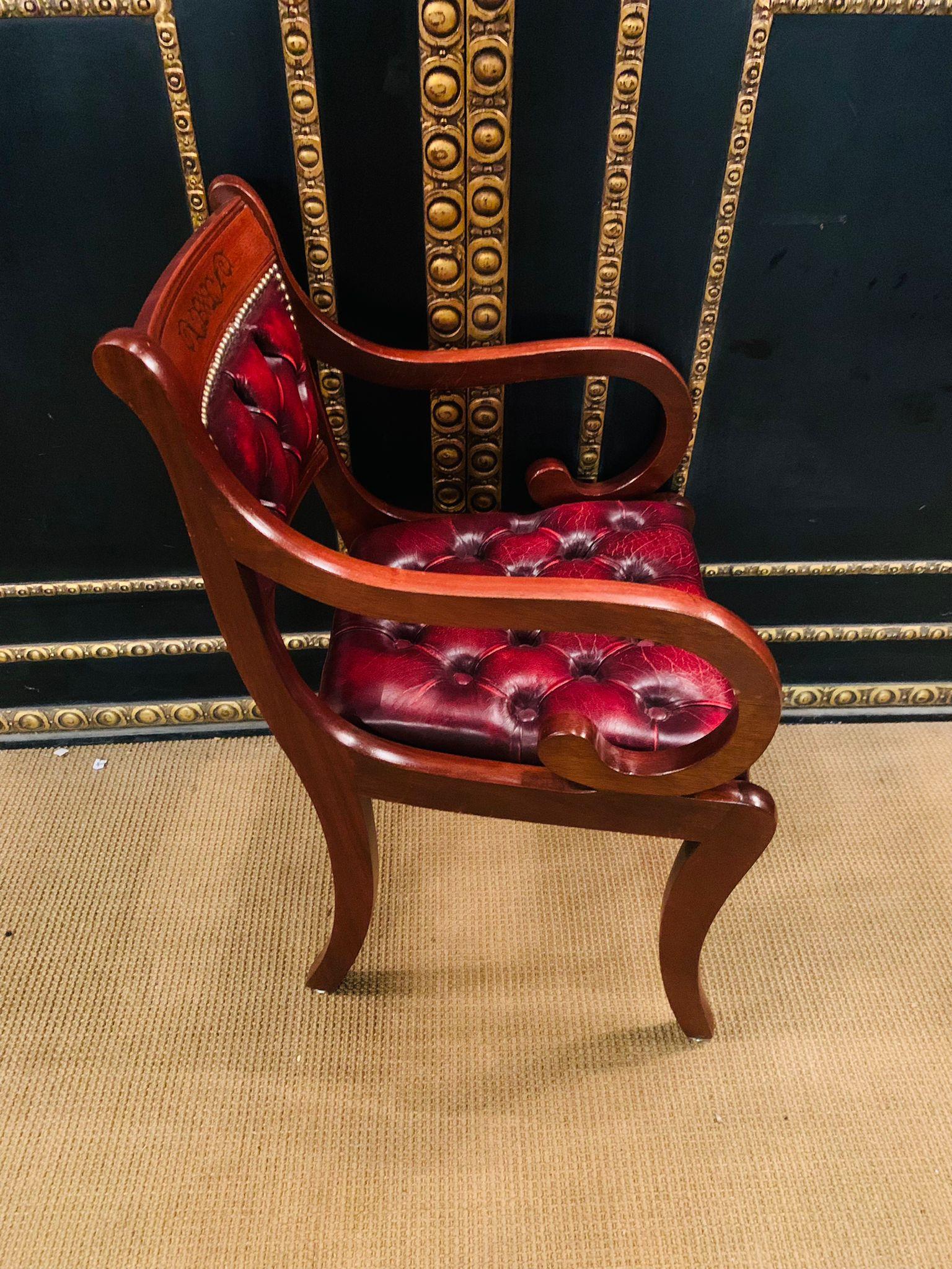 Paar Chesterfield-Sessel aus geschnitztem Hartholz und Ochsenblutleder mit Schnitzereien 2 im Angebot 8