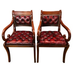 Paire de fauteuils Chesterfield sculptés en bois dur et cuir sang de bœuf 2