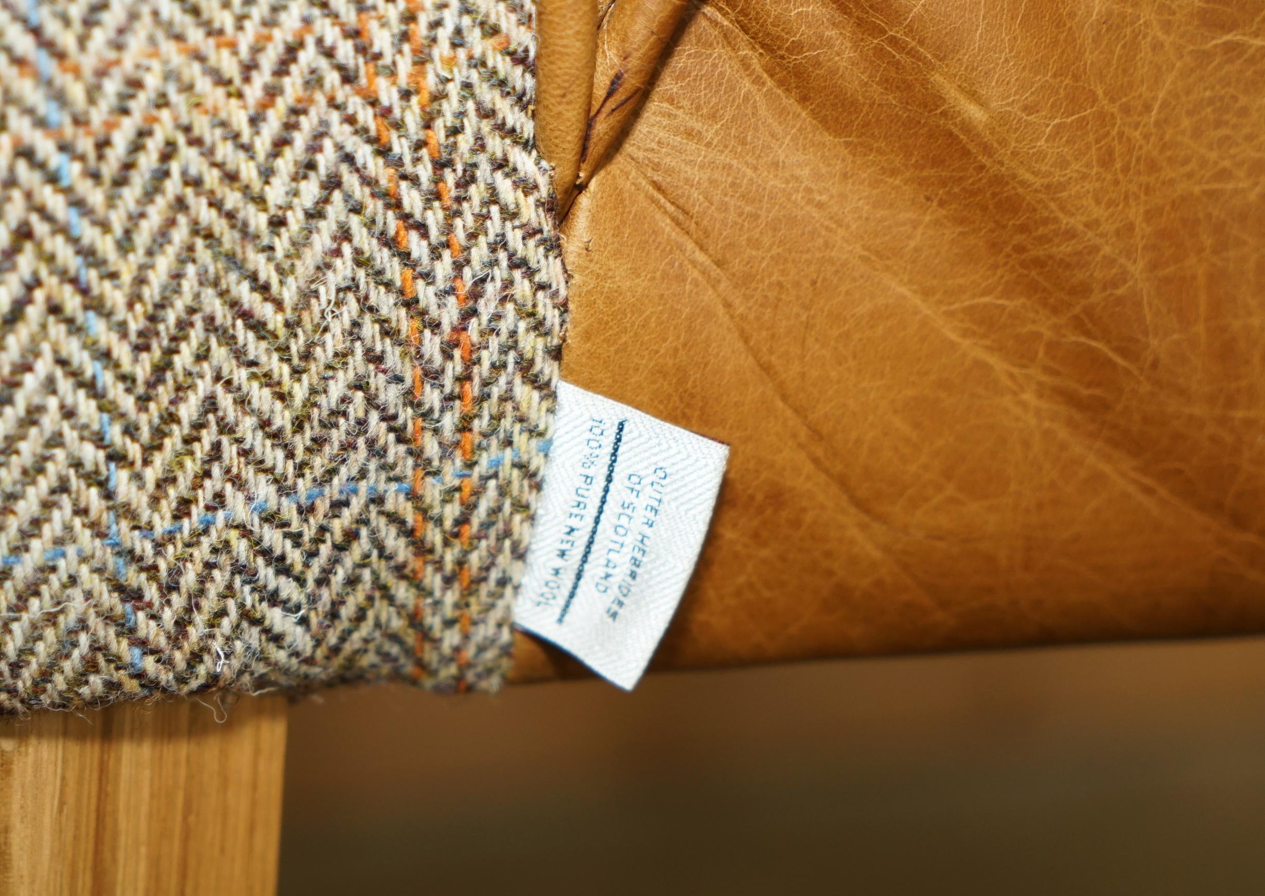 PAR DE SILLONES DE SALÓN CHESTERFiELD HARRIS TweED DE CUERO MARRÓN PARTE DE UN GRAN SUITE en venta 3
