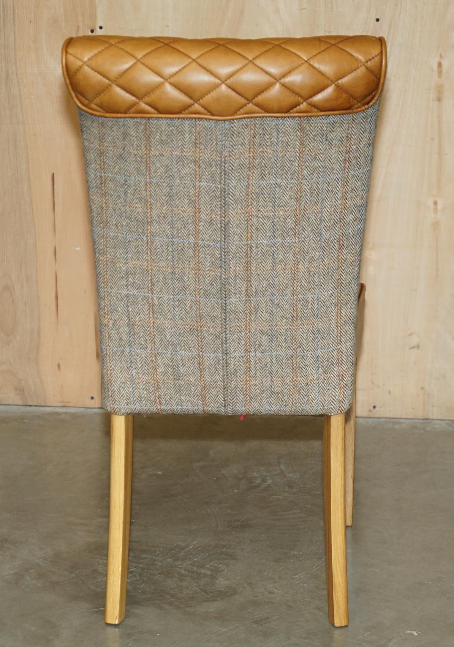 PAR DE SILLONES DE SALÓN CHESTERFiELD HARRIS TweED DE CUERO MARRÓN PARTE DE UN GRAN SUITE en venta 4