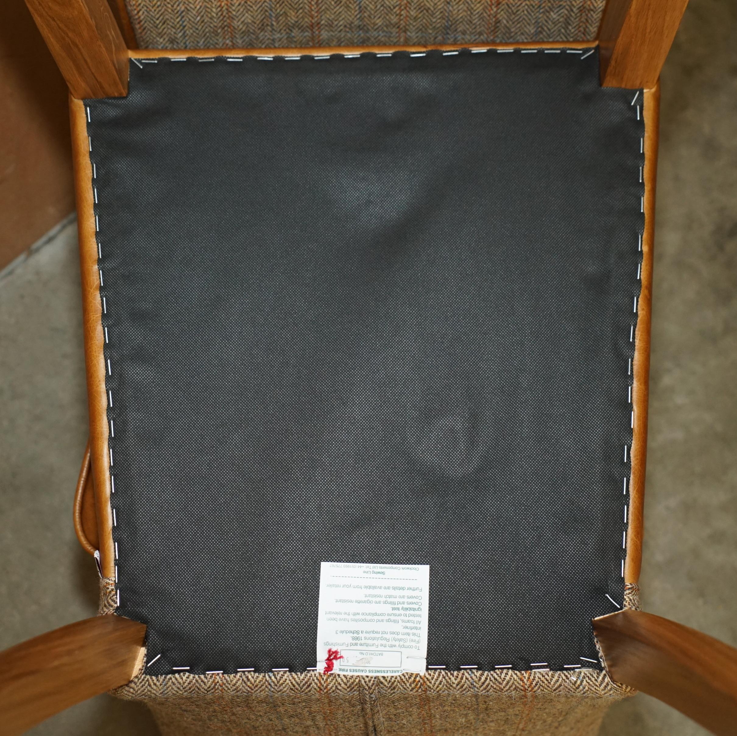 PAR DE SILLONES DE SALÓN CHESTERFiELD HARRIS TweED DE CUERO MARRÓN PARTE DE UN GRAN SUITE en venta 6