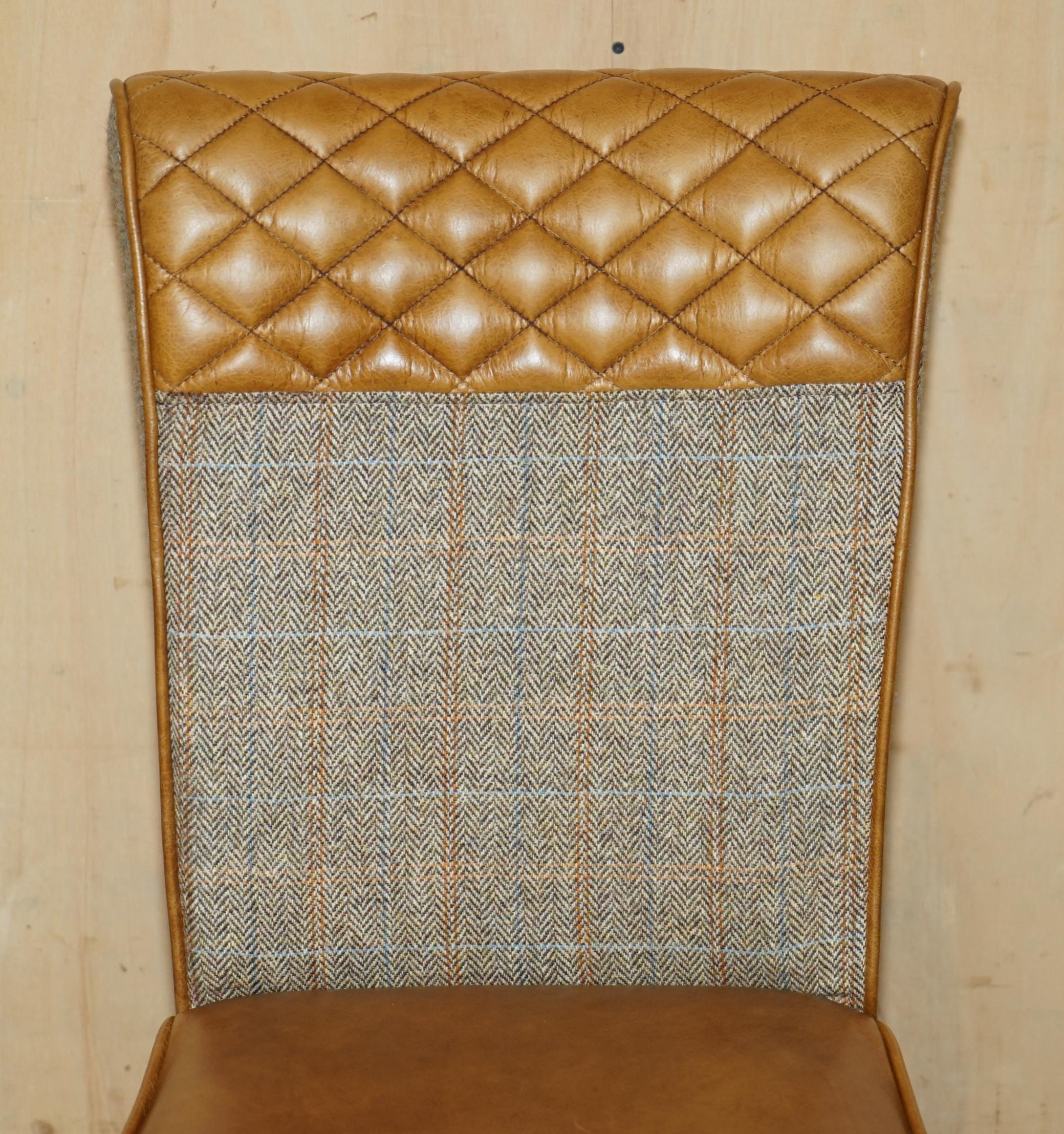 PAR DE SILLONES DE SALÓN CHESTERFiELD HARRIS TweED DE CUERO MARRÓN PARTE DE UN GRAN SUITE en venta 9