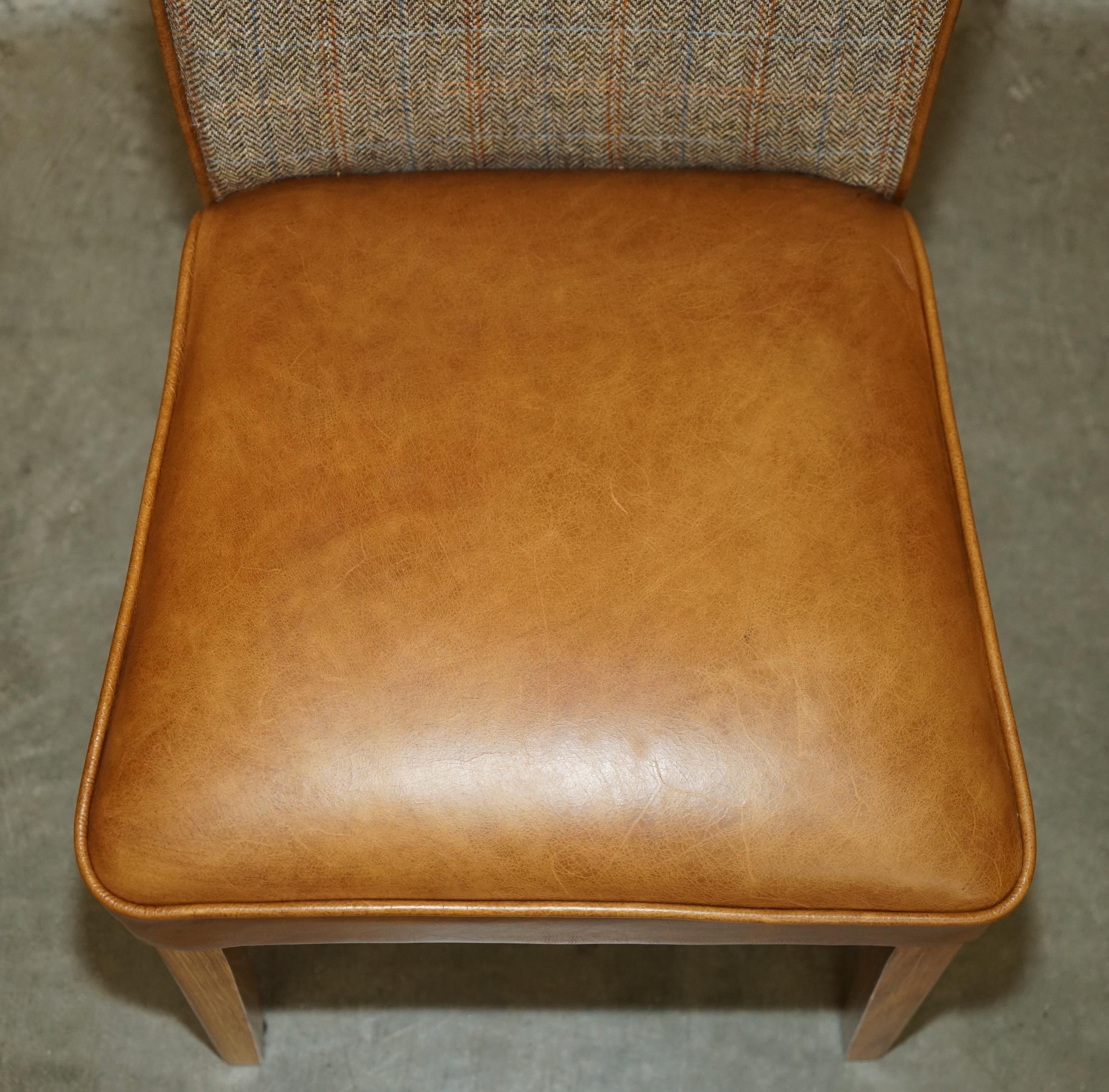 PAR DE SILLONES DE SALÓN CHESTERFiELD HARRIS TweED DE CUERO MARRÓN PARTE DE UN GRAN SUITE en venta 10
