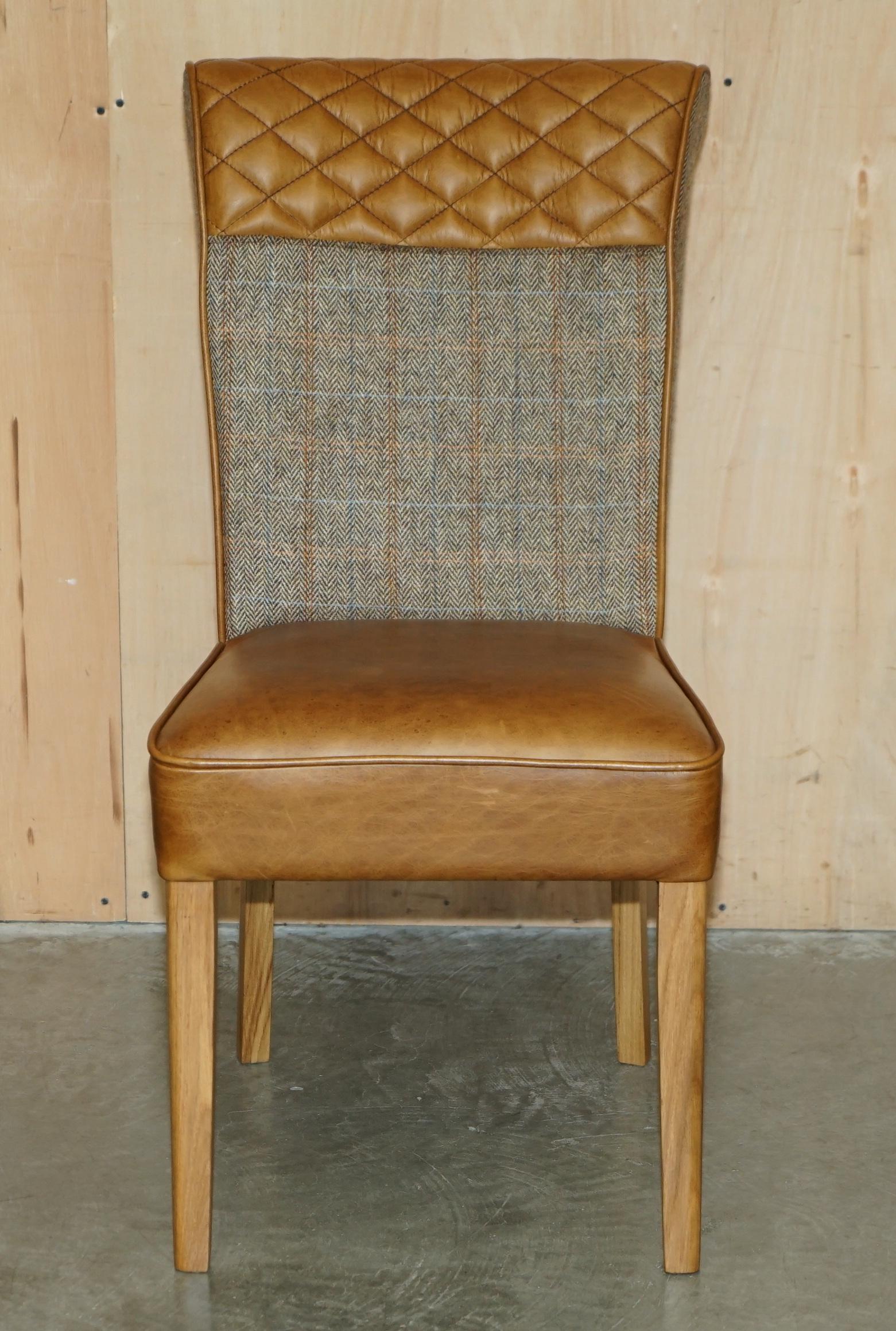 PAR DE SILLONES DE SALÓN CHESTERFiELD HARRIS TweED DE CUERO MARRÓN PARTE DE UN GRAN SUITE Chesterfield en venta