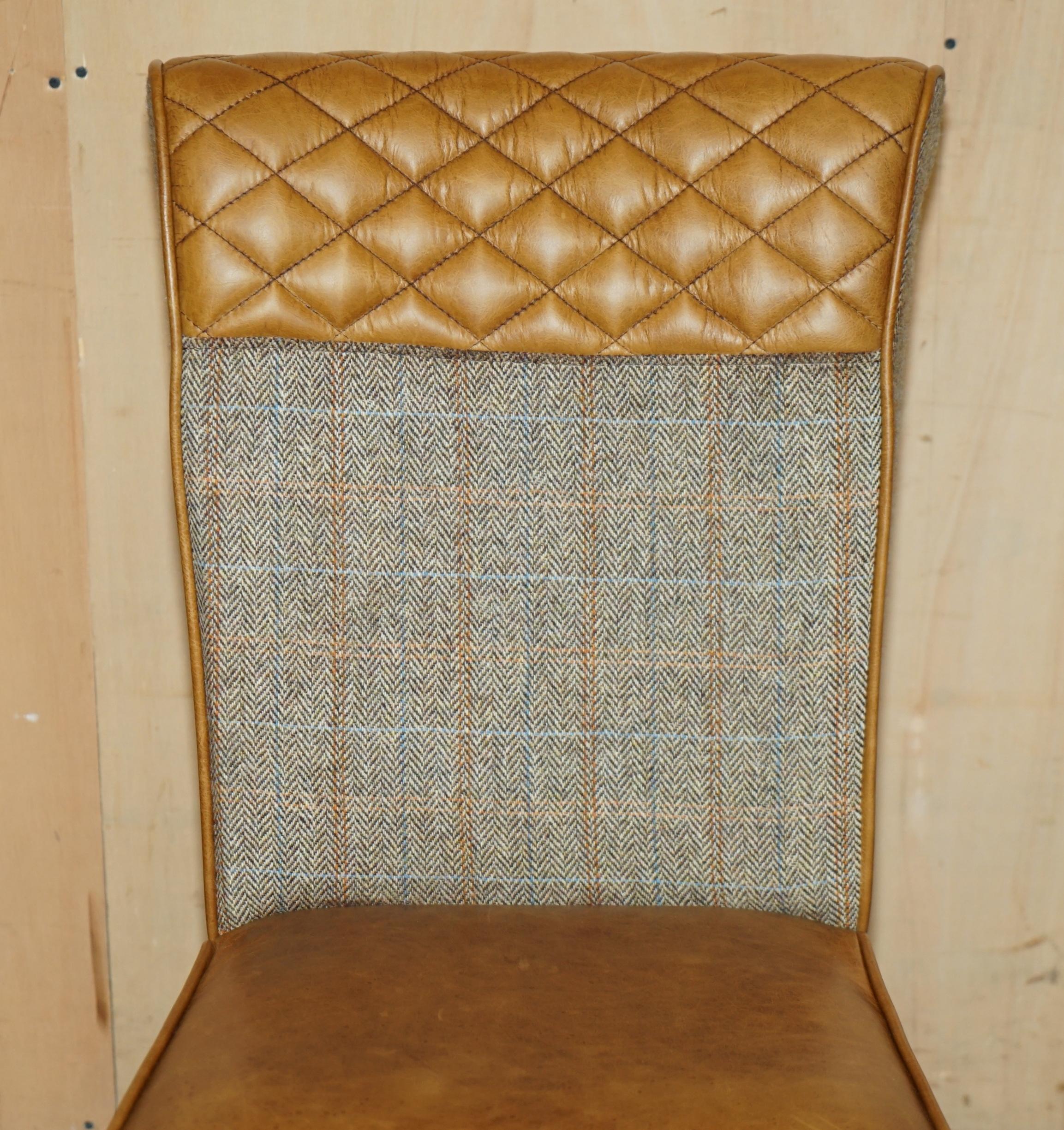 PAR DE SILLONES DE SALÓN CHESTERFiELD HARRIS TweED DE CUERO MARRÓN PARTE DE UN GRAN SUITE Inglés en venta