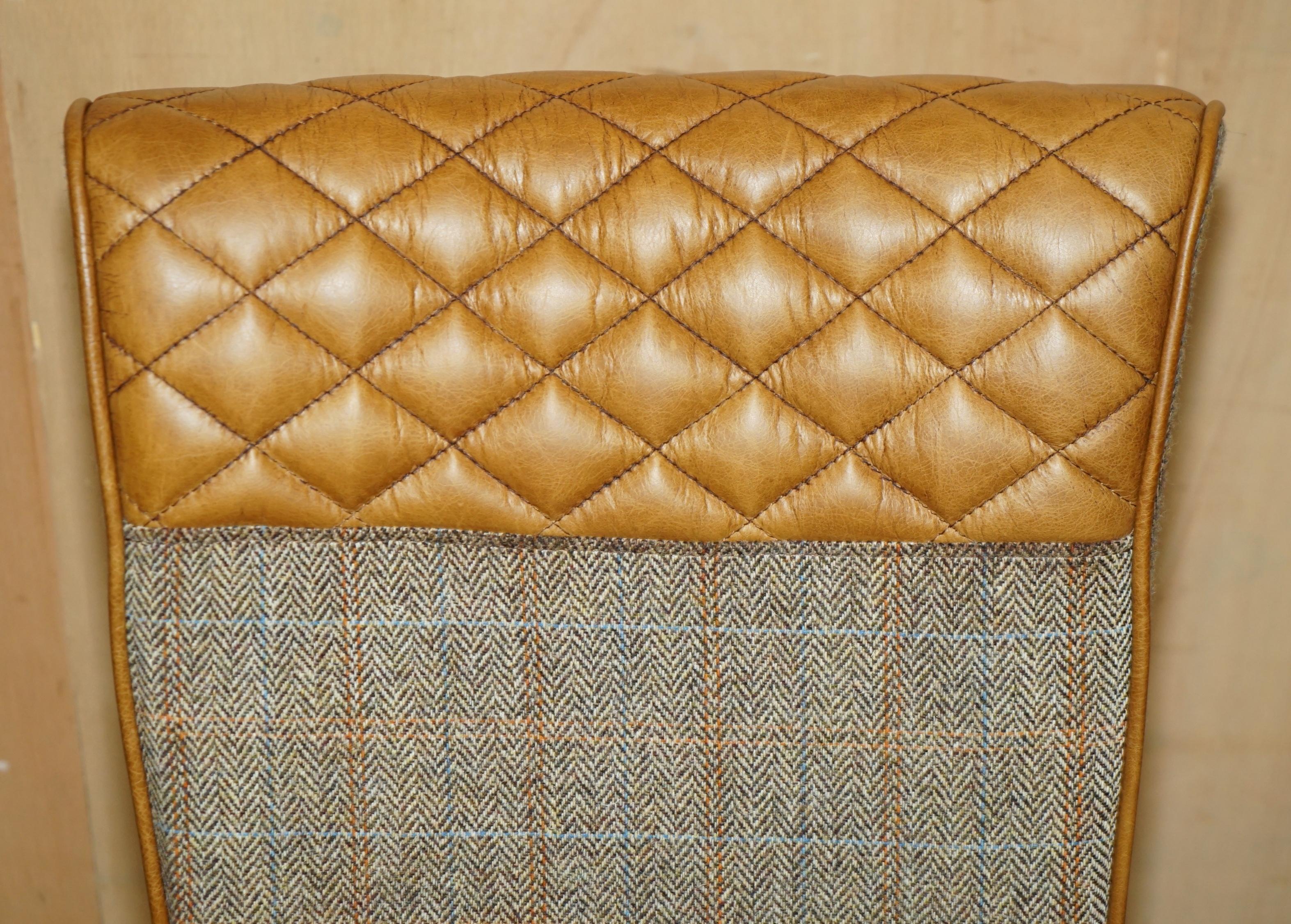 PAR DE SILLONES DE SALÓN CHESTERFiELD HARRIS TweED DE CUERO MARRÓN PARTE DE UN GRAN SUITE Hecho a mano en venta