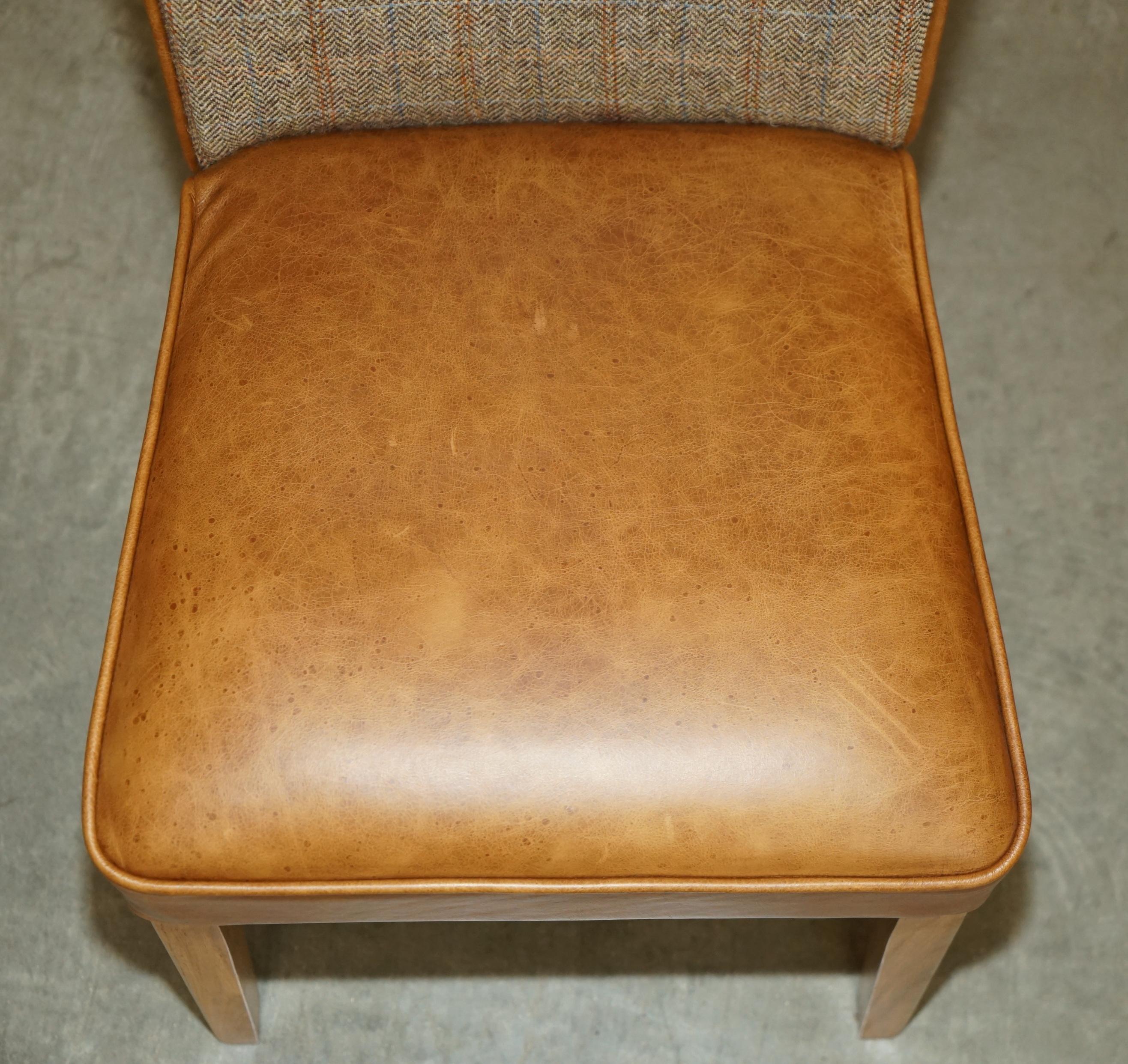 PAR DE SILLONES DE SALÓN CHESTERFiELD HARRIS TweED DE CUERO MARRÓN PARTE DE UN GRAN SUITE en Bueno estado para la venta en West Sussex, Pulborough